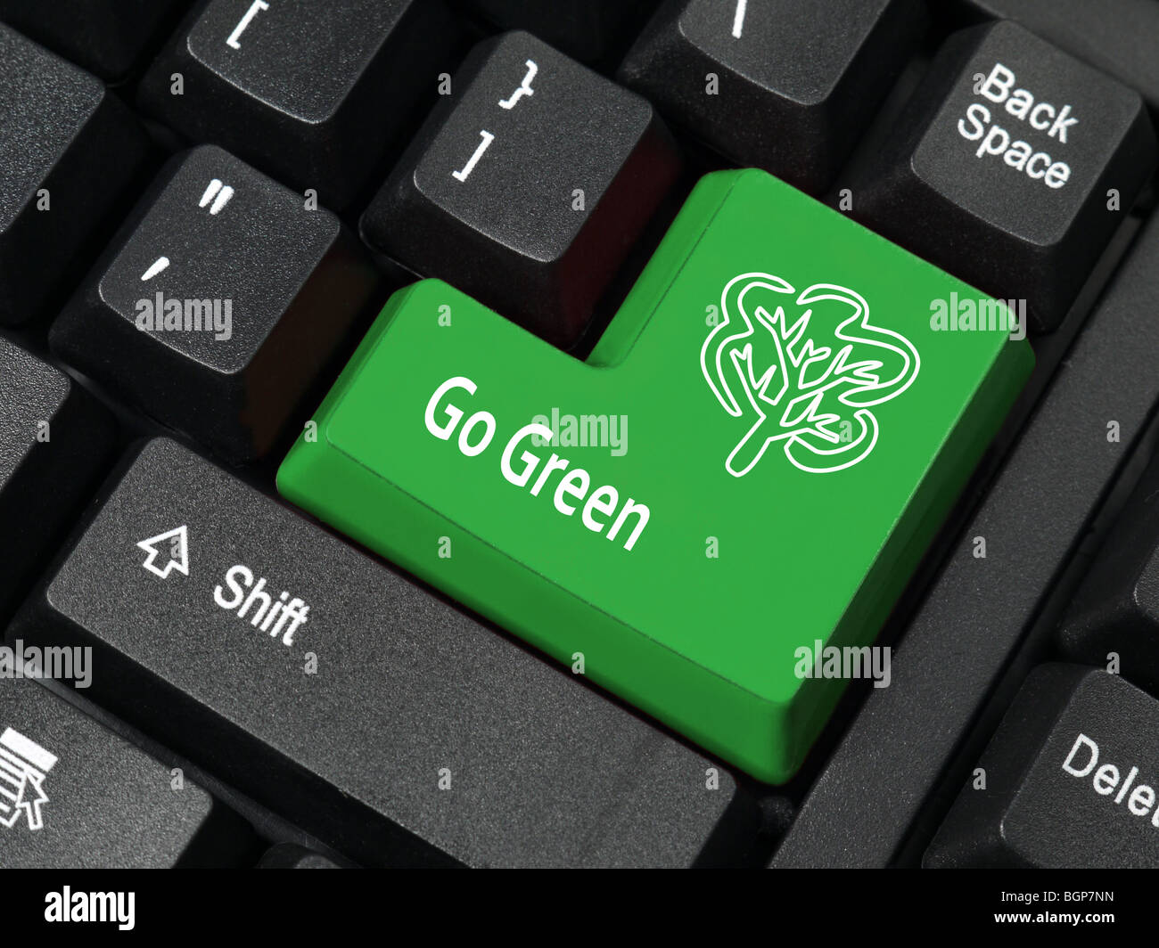 Nahaufnahme der Computer-Tastatur in grüner Farbe mit Go Green-Phrase und Baum-symbol Stockfoto