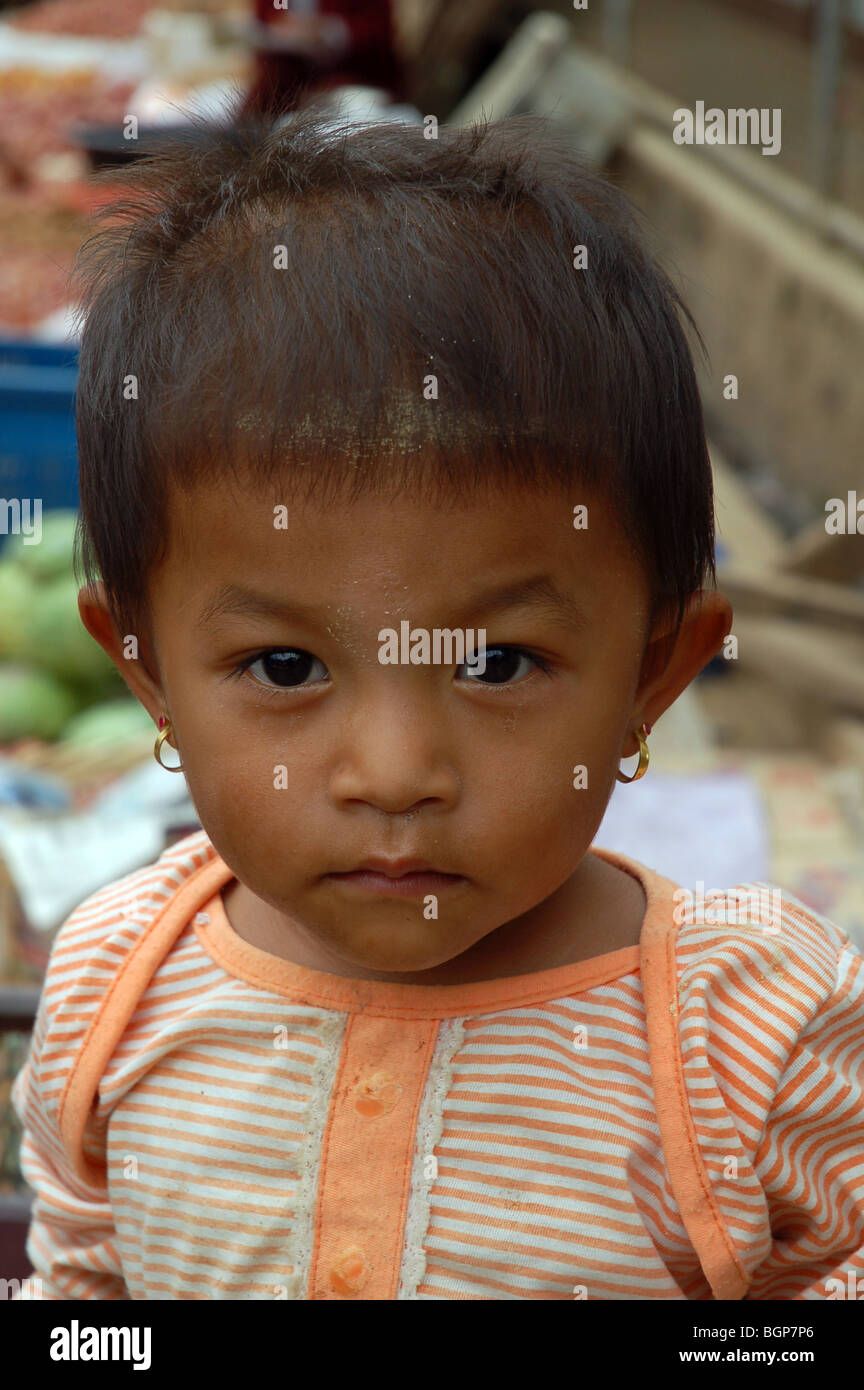 Burmesen in den Märkten von Tachileik, MYANMAR Stockfoto