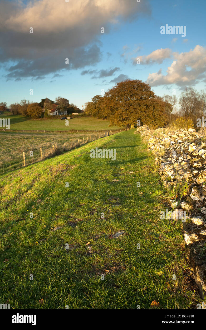 Der Roman Wall Blick auf St Mary the Virgin Church in geht, Hampshire, Uk Stockfoto