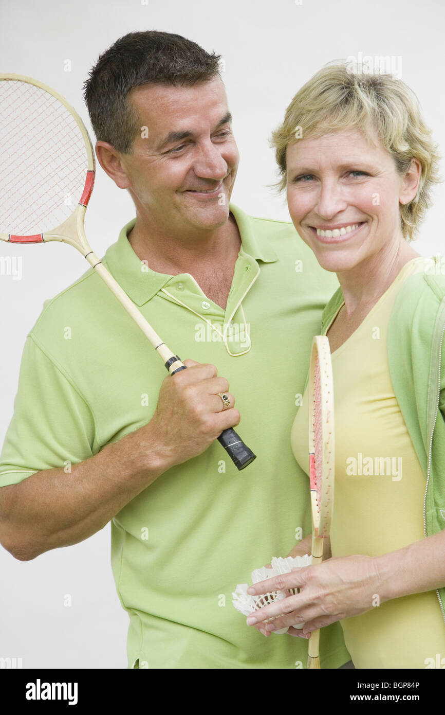 Älteres paar Badmintonschläger halten und Lächeln Stockfoto