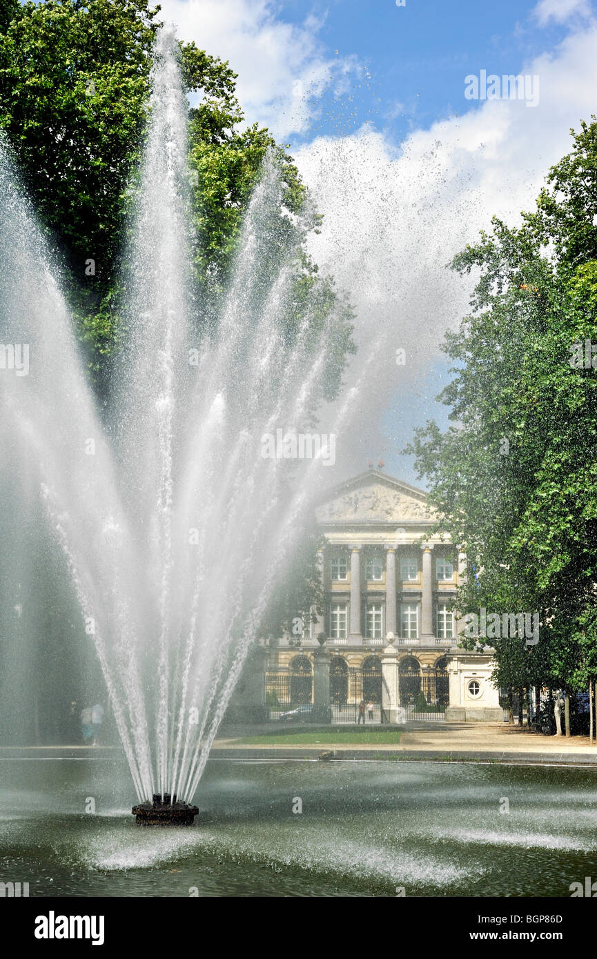 Brunnen im Parc de Bruxelles / Tag und das belgische Parlament / Palast der Nation, Brüssel, Belgien Stockfoto