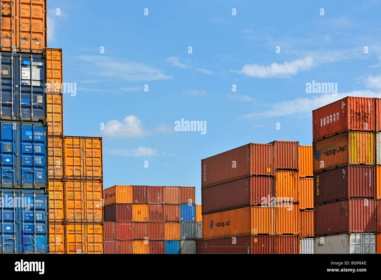 Häuften sich Container im Hafen von Antwerpen, Belgien Stockfoto