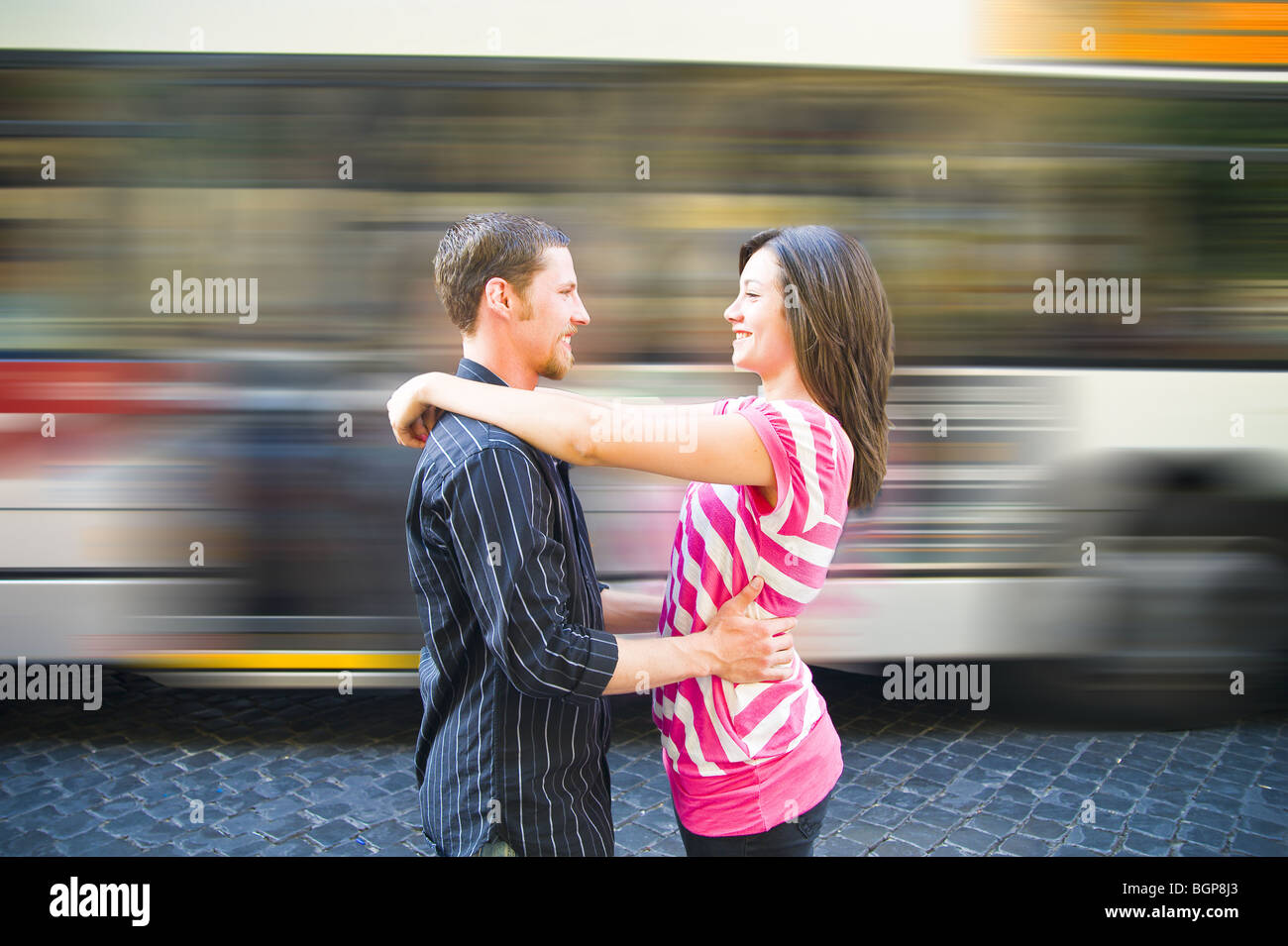 Junges Paar umarmt am Bahnhof Stockfoto