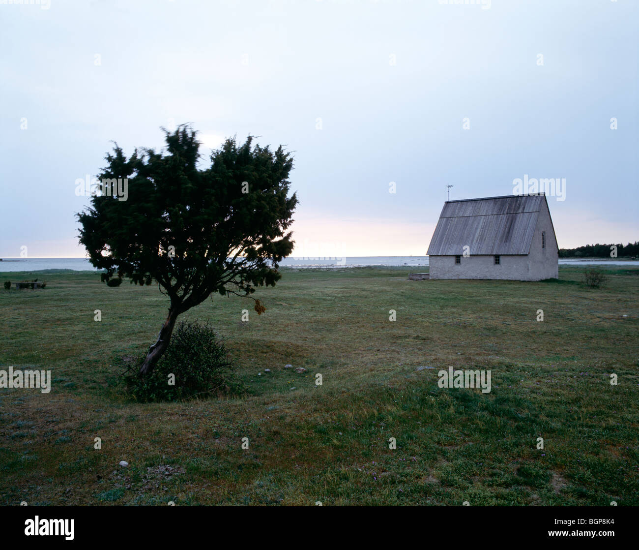 Alte Fischerei-Kirche am Meer, Gotland, Schweden. Stockfoto