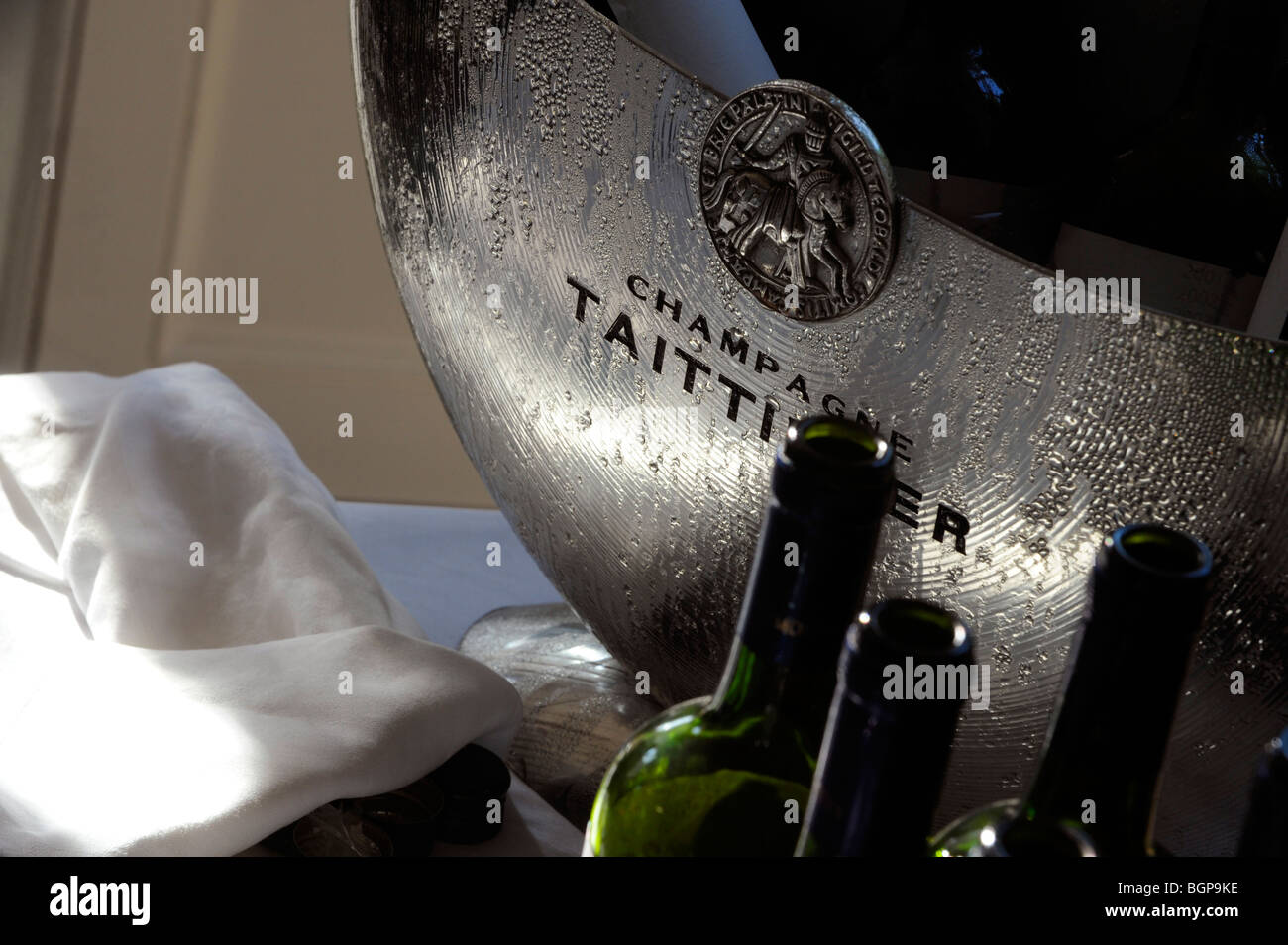 Flaschen Wein abkühlen in einen Eimer Taittinger Champagner Stockfotografie  - Alamy