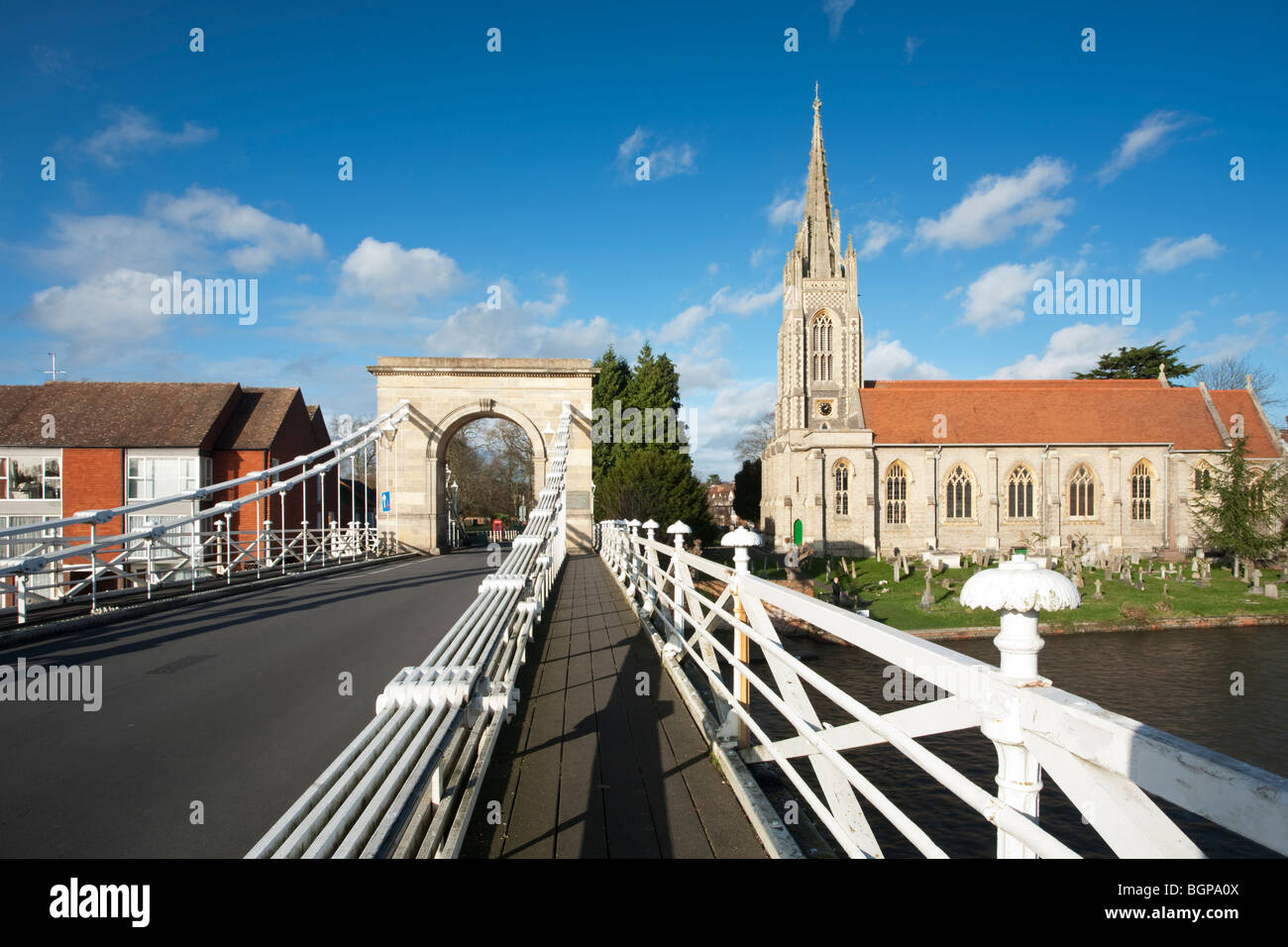 Alle Heiligen Kirche und Turm von Straßenbrücke Marlow, Buckinghamshire, Großbritannien Stockfoto