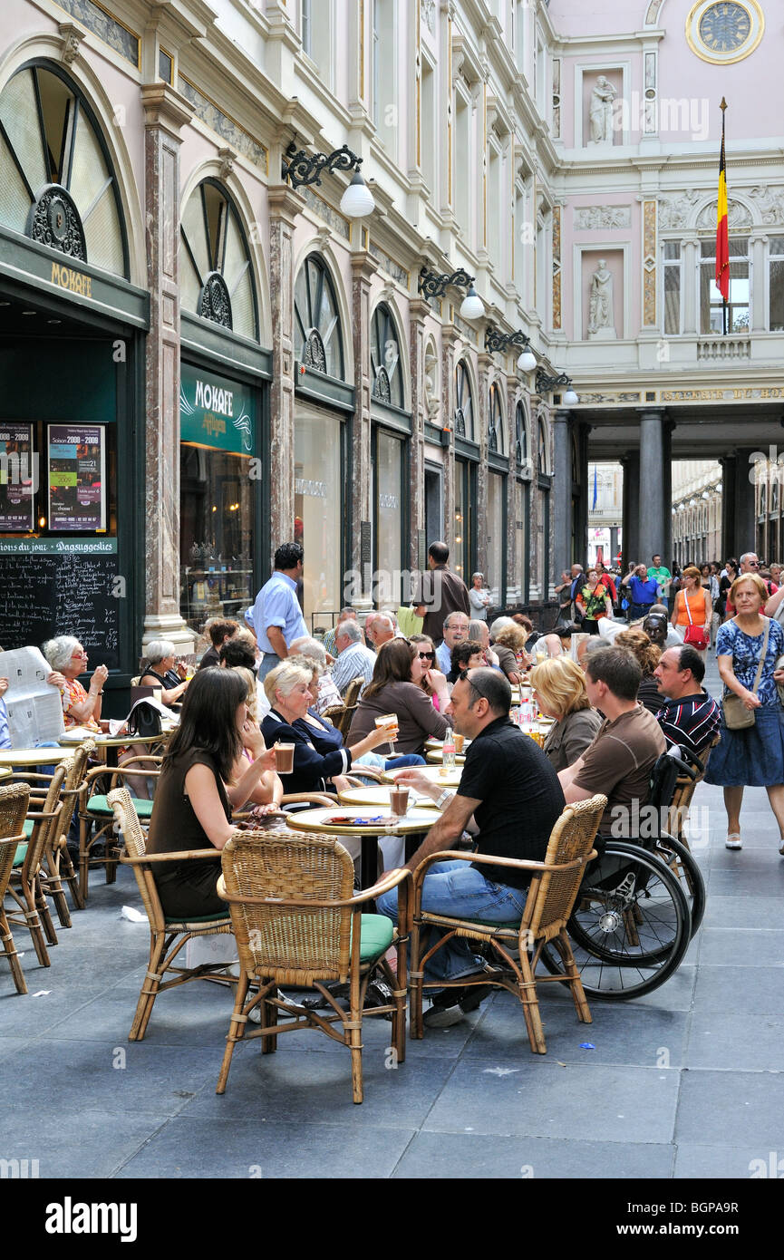 Touristen-shopping in der Königs-Galerie / Galerie du Roi / Sankt Hubertus Gallery, Brüssel, Belgien Stockfoto