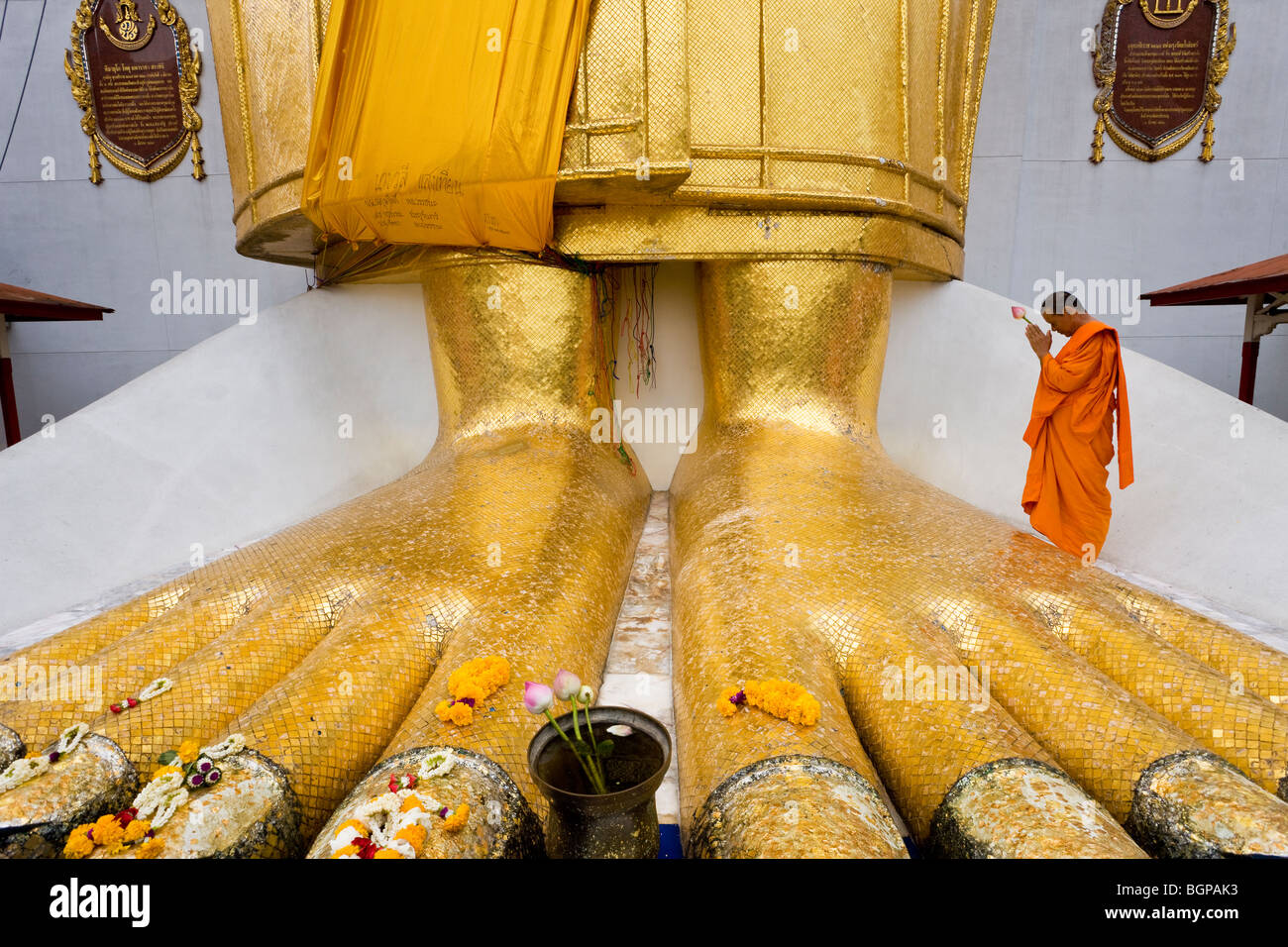 Bangkok, Thailand, Wat Indrawiharn, beten zu Füßen der Giant Buddha Mönch Stockfoto