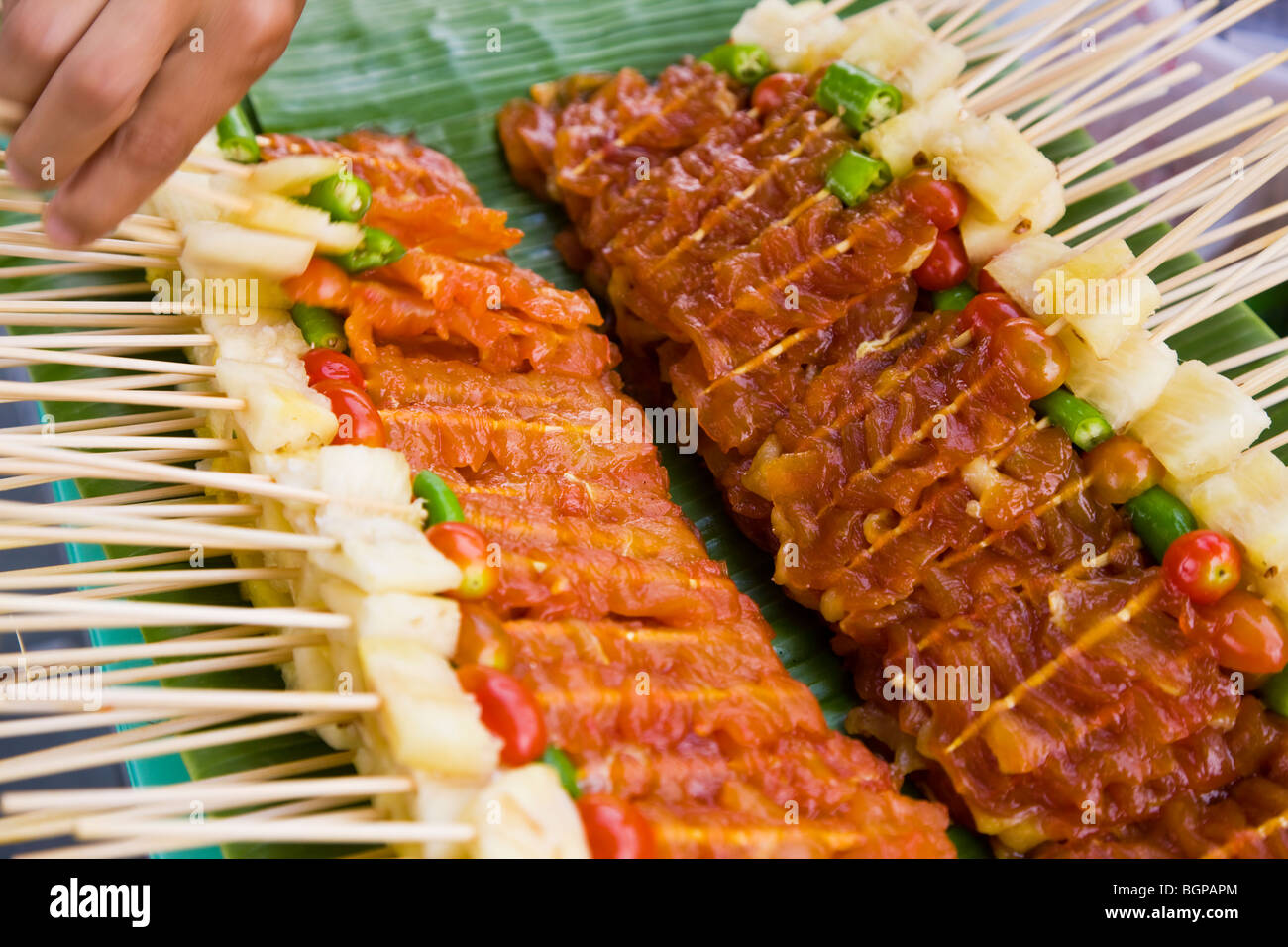 Kebab, aufgespießt Fleisch zum Grillen am Straßenstand, Bangkok, Thailand Stockfoto