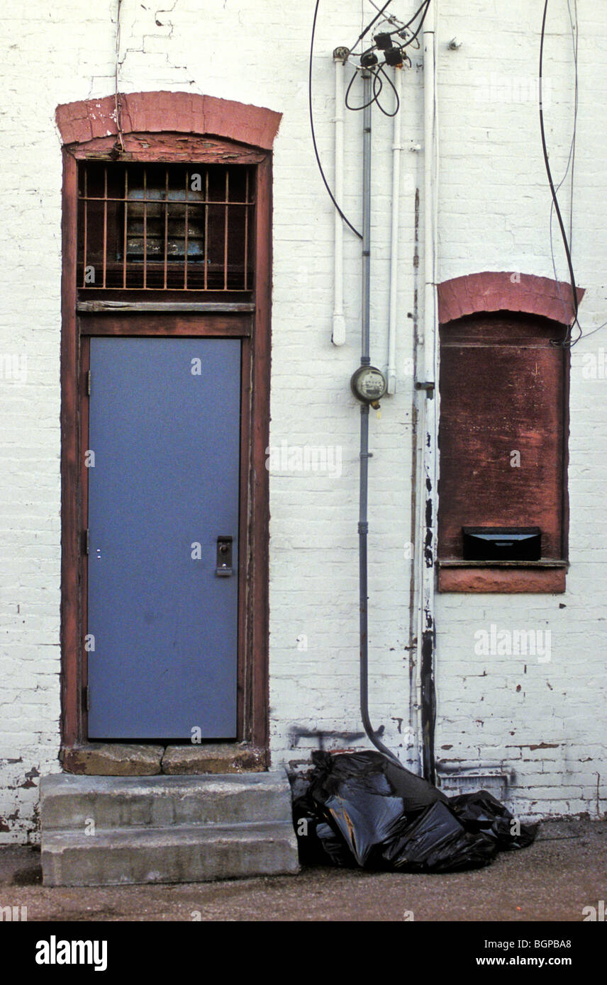 Eine blaue Tür in eine Seitengasse in Nebraska. Stockfoto