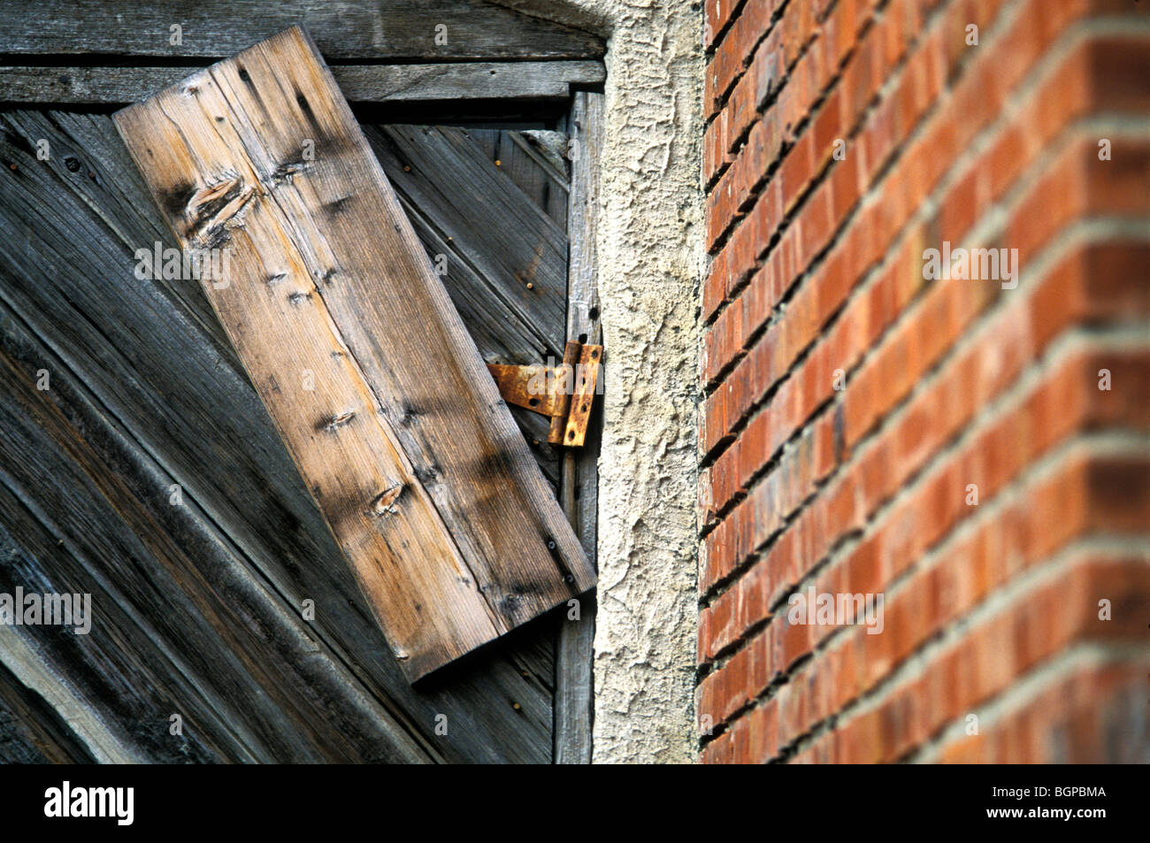 Ein Holzbrett an einer Tür genagelt. Stockfoto