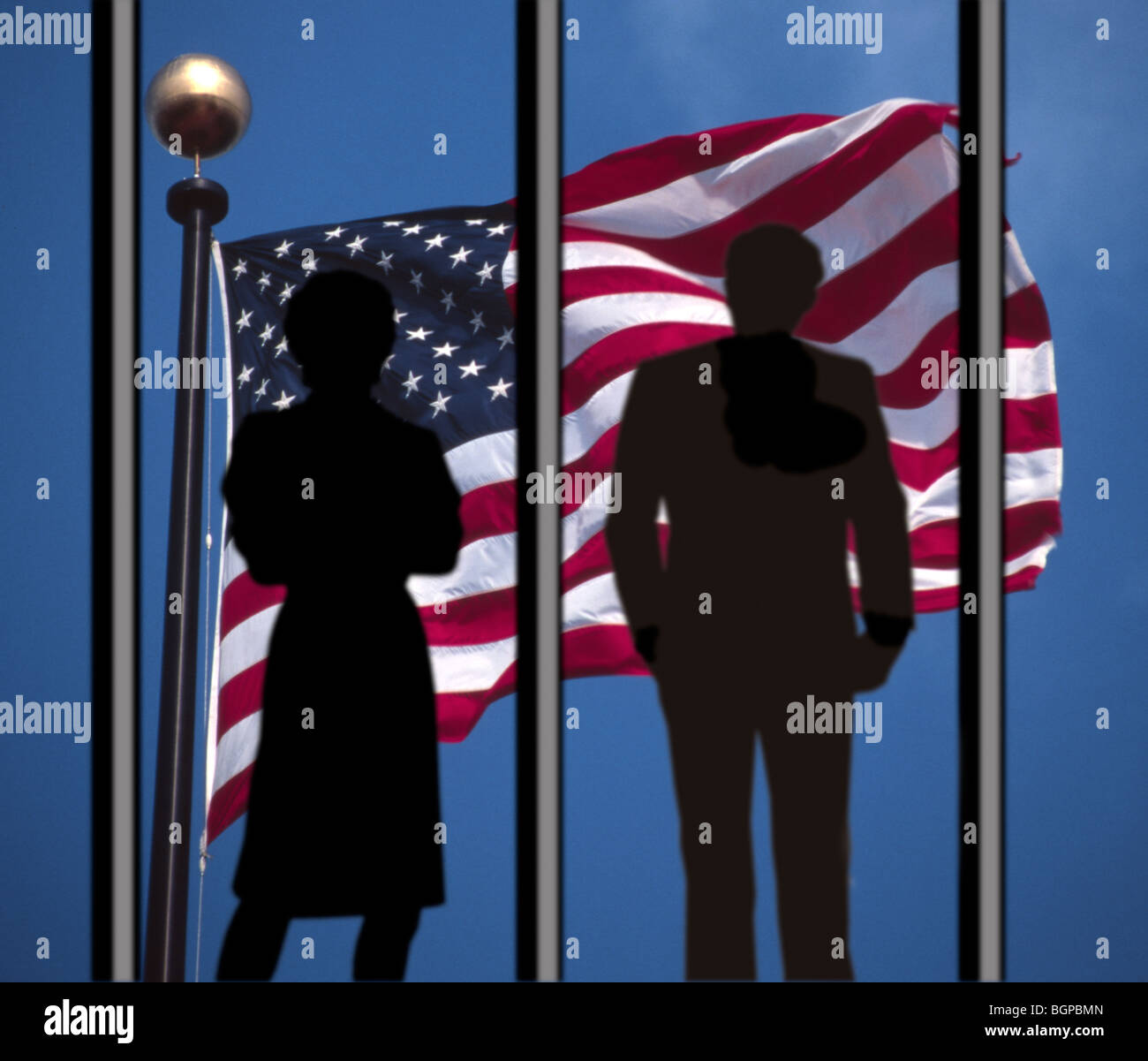 paar auf der Suche durch große Glasfenster auf amerikanische Flagge Stockfoto