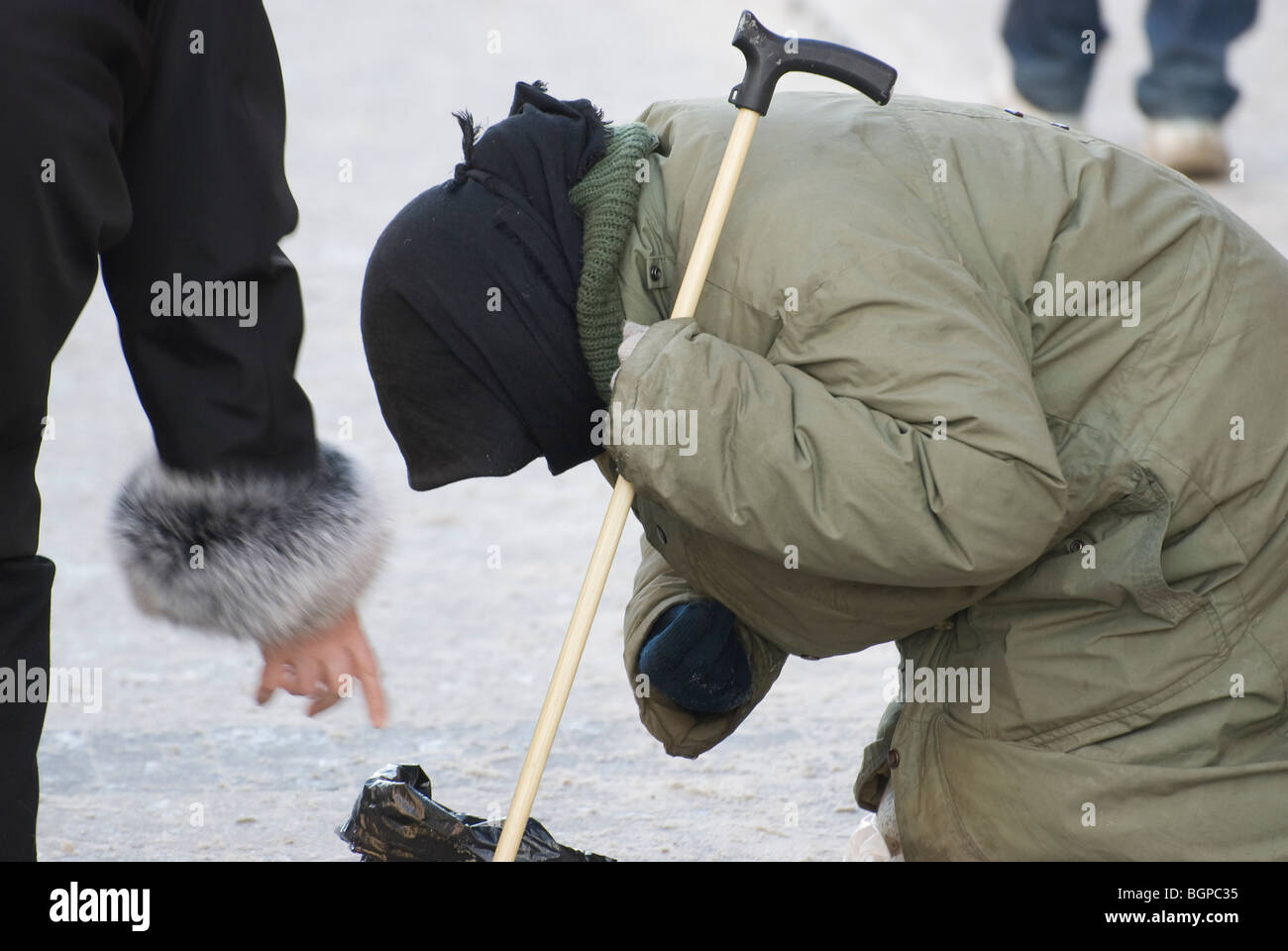 Bettler bitten um Almosen an die Moskauer Straße Frau Stockfoto