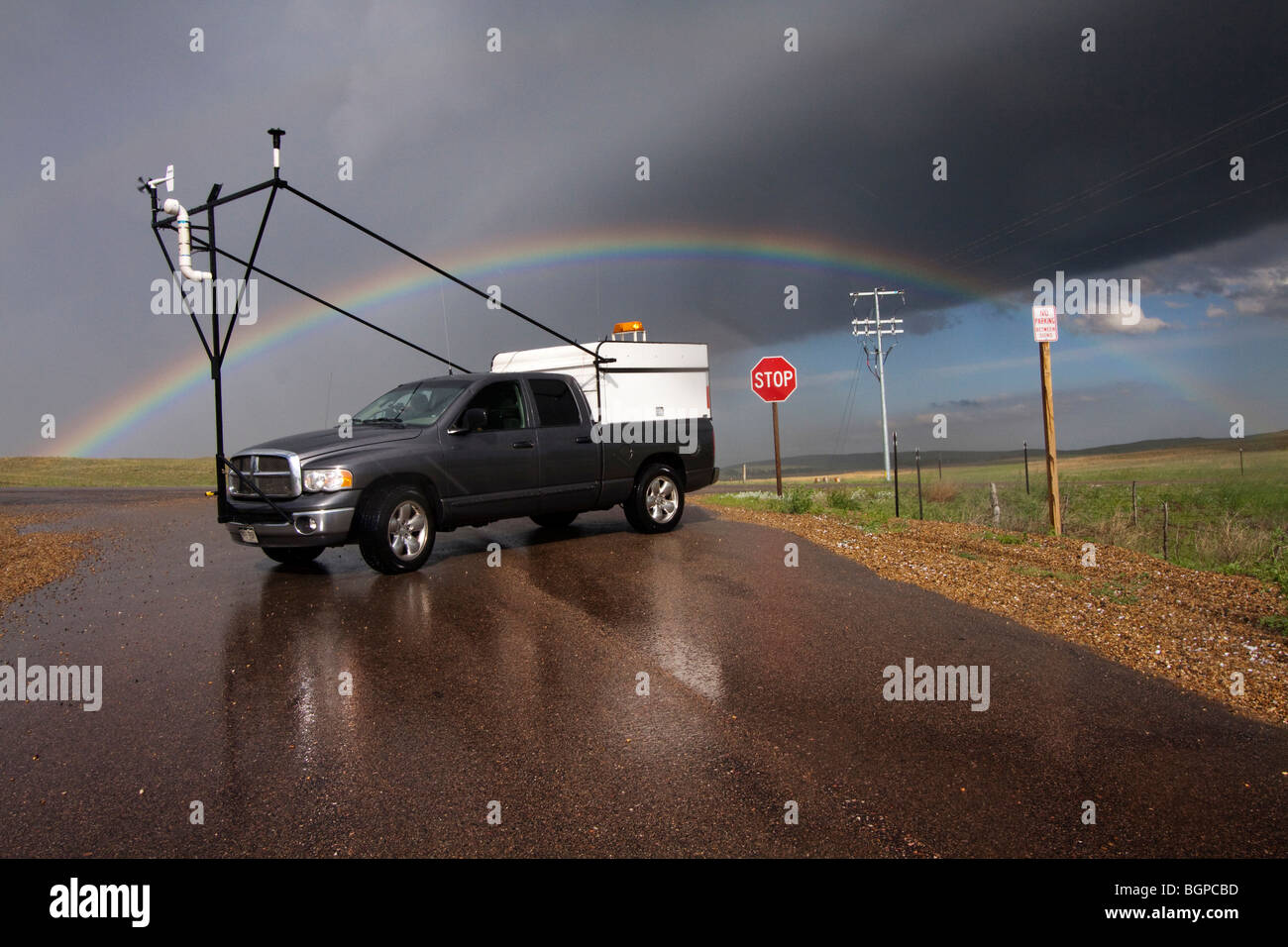 Storm Chaser fährt unter einem Regenbogen in ländlichen während Projekt Vortex 2.  Logos Digital entfernt. Stockfoto