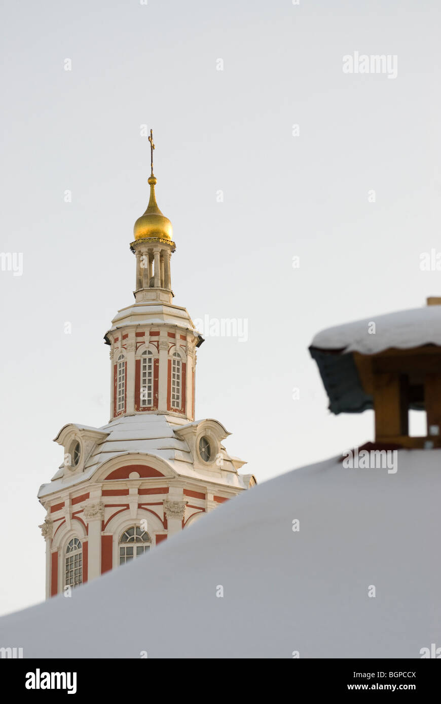 Turm der russischen orthodoxen Kirche Stockfoto