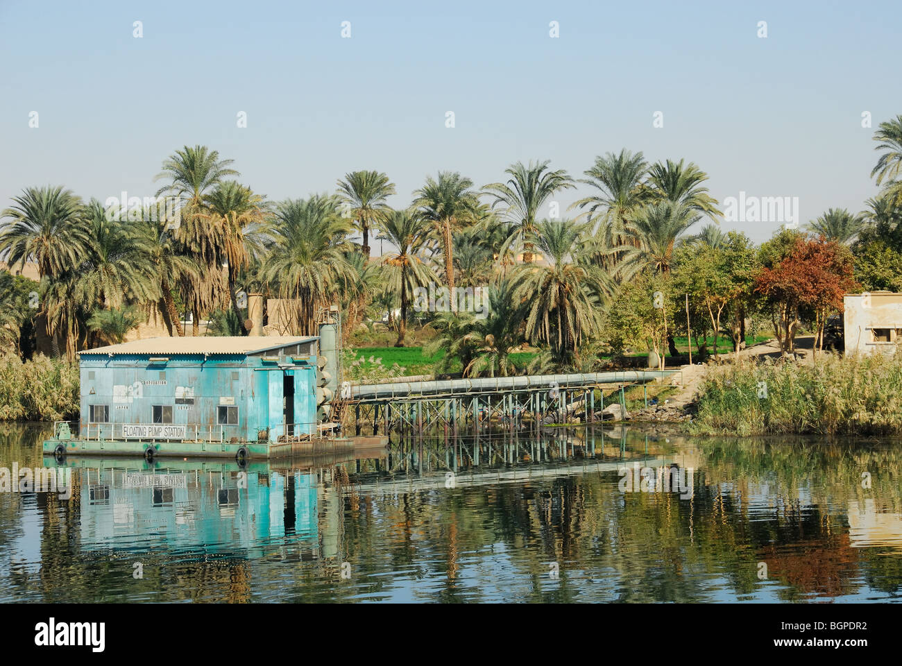 FLUSS NIL, ÄGYPTEN. Eine schwimmende Pumpstation für die Bewässerung von Ackerland im Niltal. Stockfoto