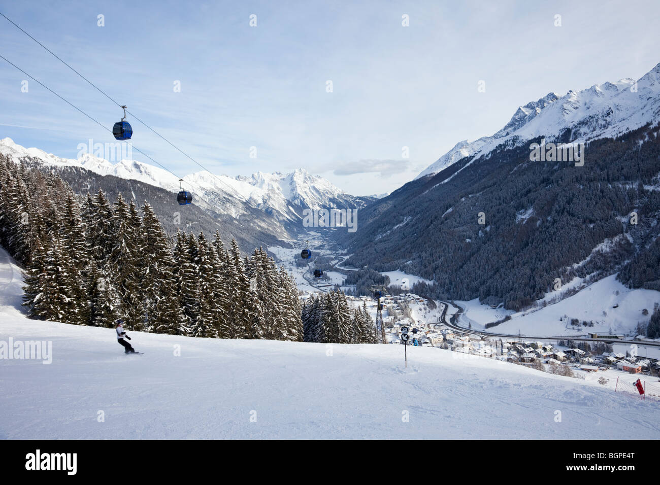 St. Anton am Arlberg, Tirol, Österreich. Skipisten und Blick ins Tal mit Schnee im Winter in den österreichischen Alpen Stockfoto