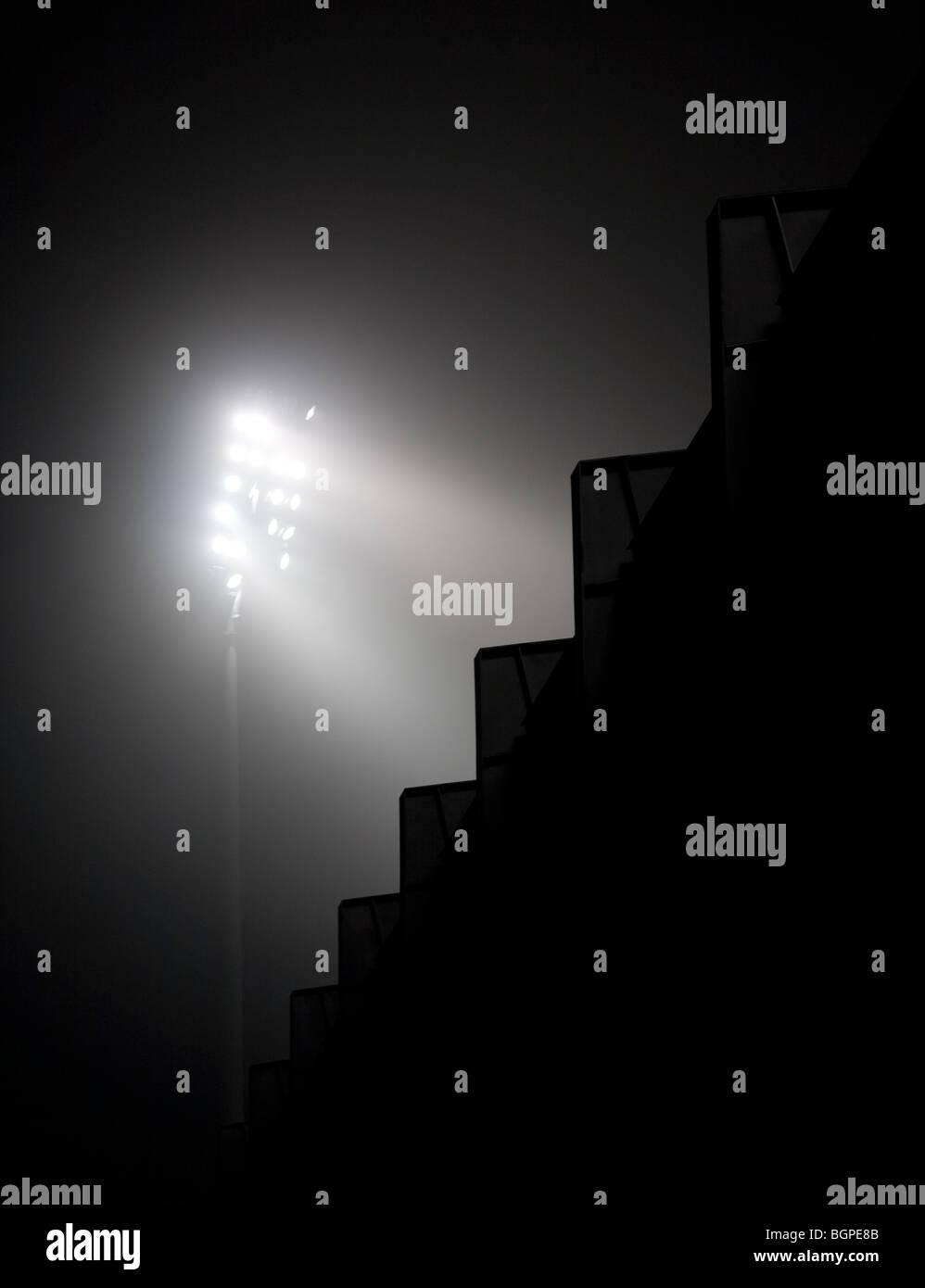 Stadionlichter leuchten nachts durch Nebel. Gezackte Kante des Stands bei Dunkelheit. , Finnland Stockfoto