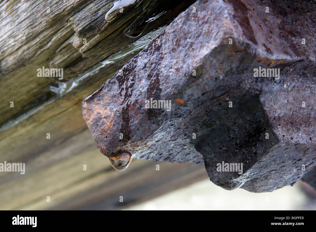 Havarierte Schiffe in der Nähe der Ortschaft Purton Gloucestershire, am Ufer des Flusses Severn. Winter 2010. Stockfoto