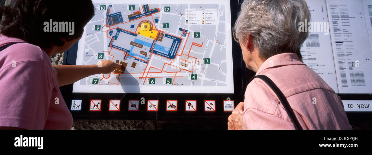 Touristen, die gerne eine Landkarte des Gebiets Barbican London UK Stockfoto