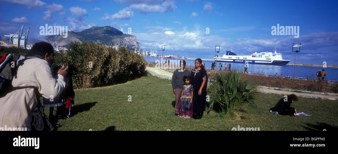 Indische Familie, die ihr Bild genommen Villa eine Stute Palermo Sizilien Italien Stockfoto