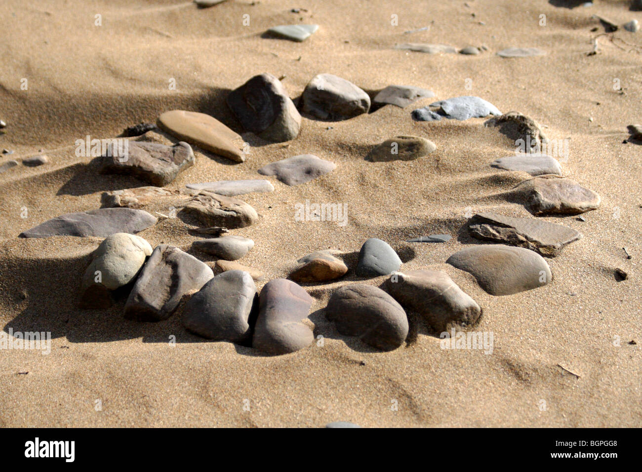 Steinkreis in den Sand am Strand-Bude summerlease Stockfoto