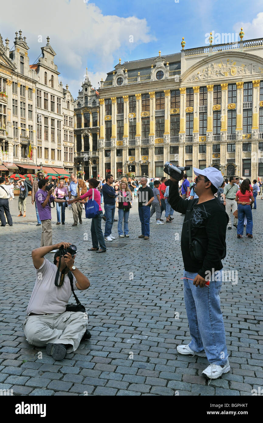 Touristen, die Dreharbeiten Fassaden der mittelalterlichen Zunfthäuser am Grand Place / Grote Markt / Grote Markt, Brüssel, Belgien Stockfoto