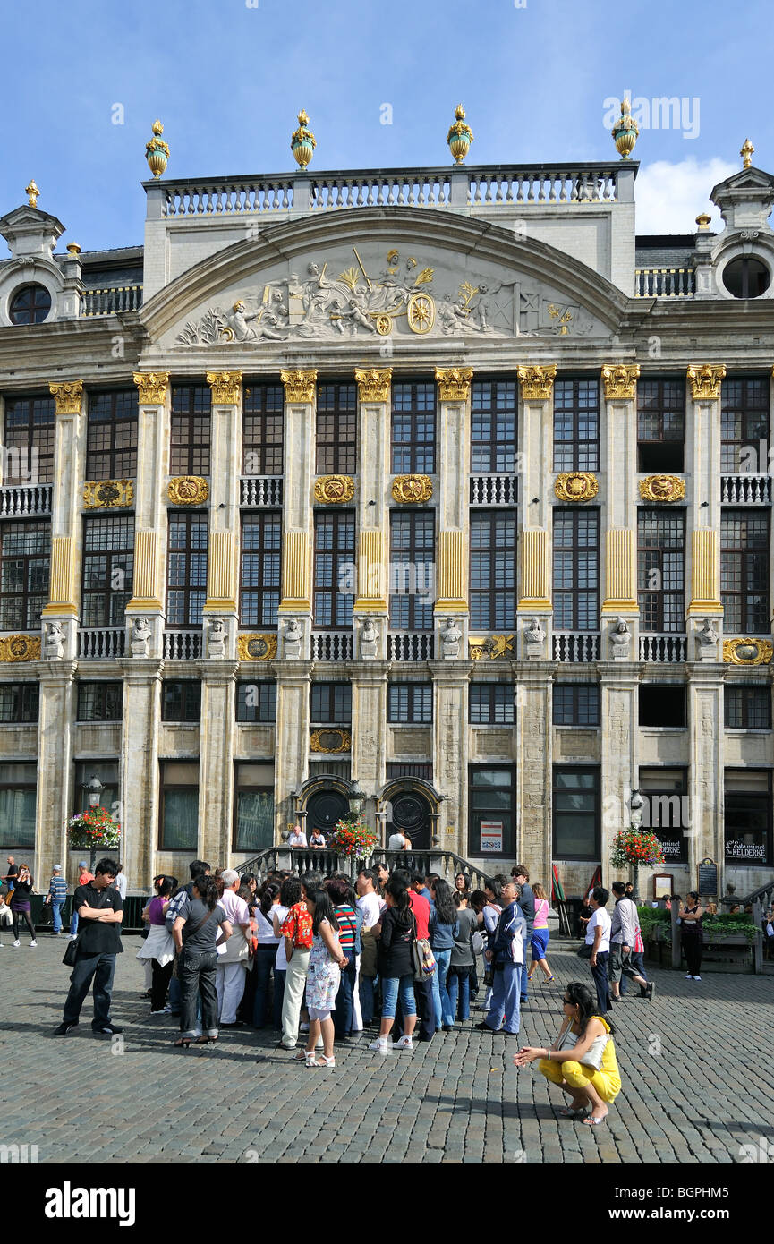 Touristen und Haus der Herzöge von Brabant / der Hertogen Huis van Brabant am Grand Place / Grote Markt, Brüssel, Belgien Stockfoto