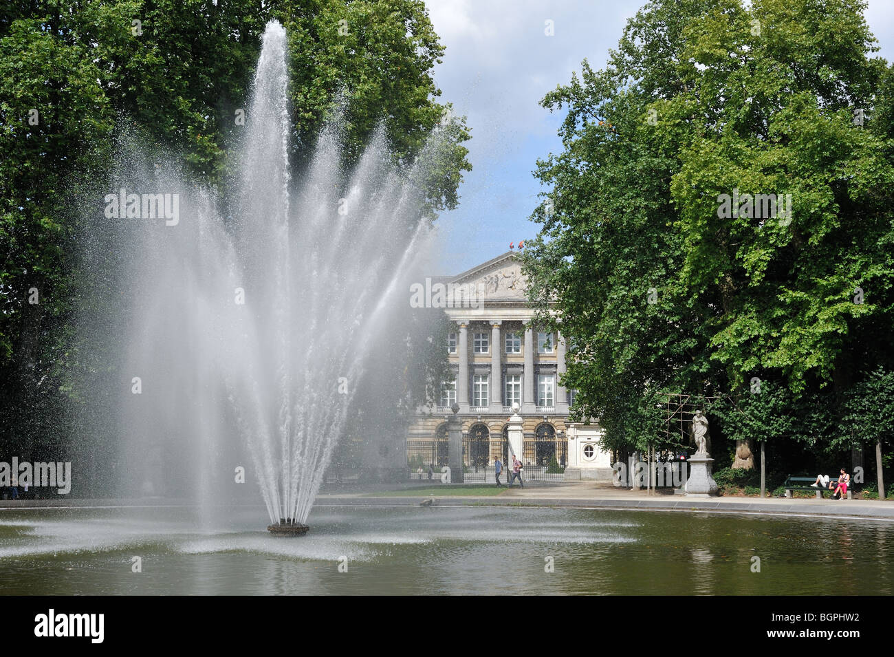 Brunnen am Stadtpark Parc de Bruxelles / Tag und das belgische Parlament, Brüssel, Belgien Stockfoto