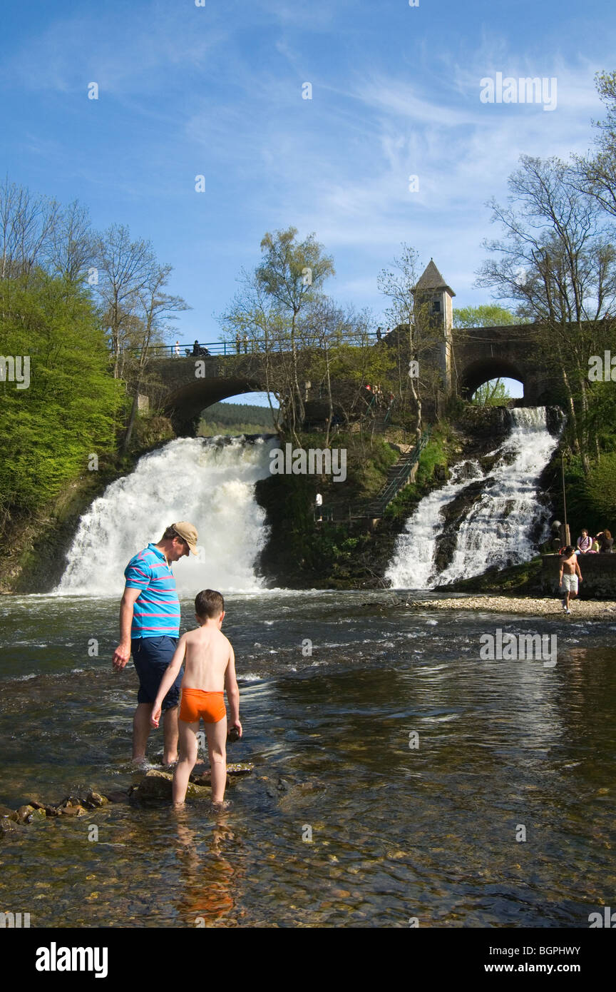 Touristen mit Kind spielt im Fluss Amel in der Nähe der Wasserfälle von Coo, Stavelot, belgische Ardennen, Belgien Stockfoto