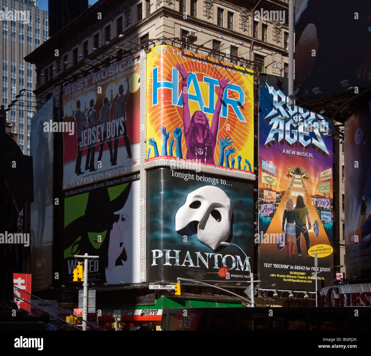 BROADWAY-anzeigen für Phantom, Haare, Rock of Ages, Jersey Boys und Böse - NEW YORK, NEW YORK Stockfoto