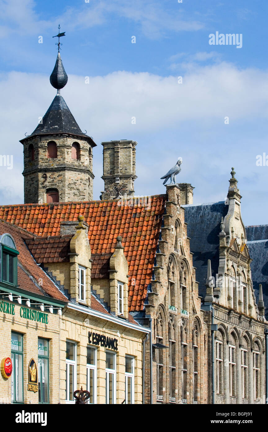 Fassaden entlang der central Market square in Veurne / Furnes, West-Flandern, Belgien Stockfoto