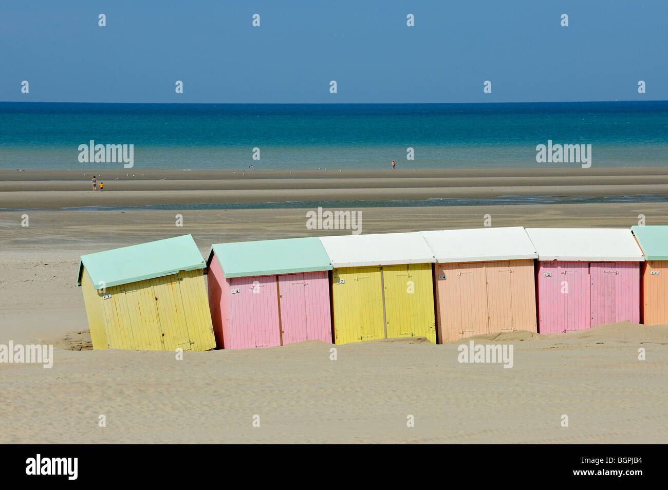 Reihe von bunten Strandkabinen in Pastellfarben entlang der Nordsee in Berck, Côte d ' Opale, Pas-de-Calais, Frankreich Stockfoto