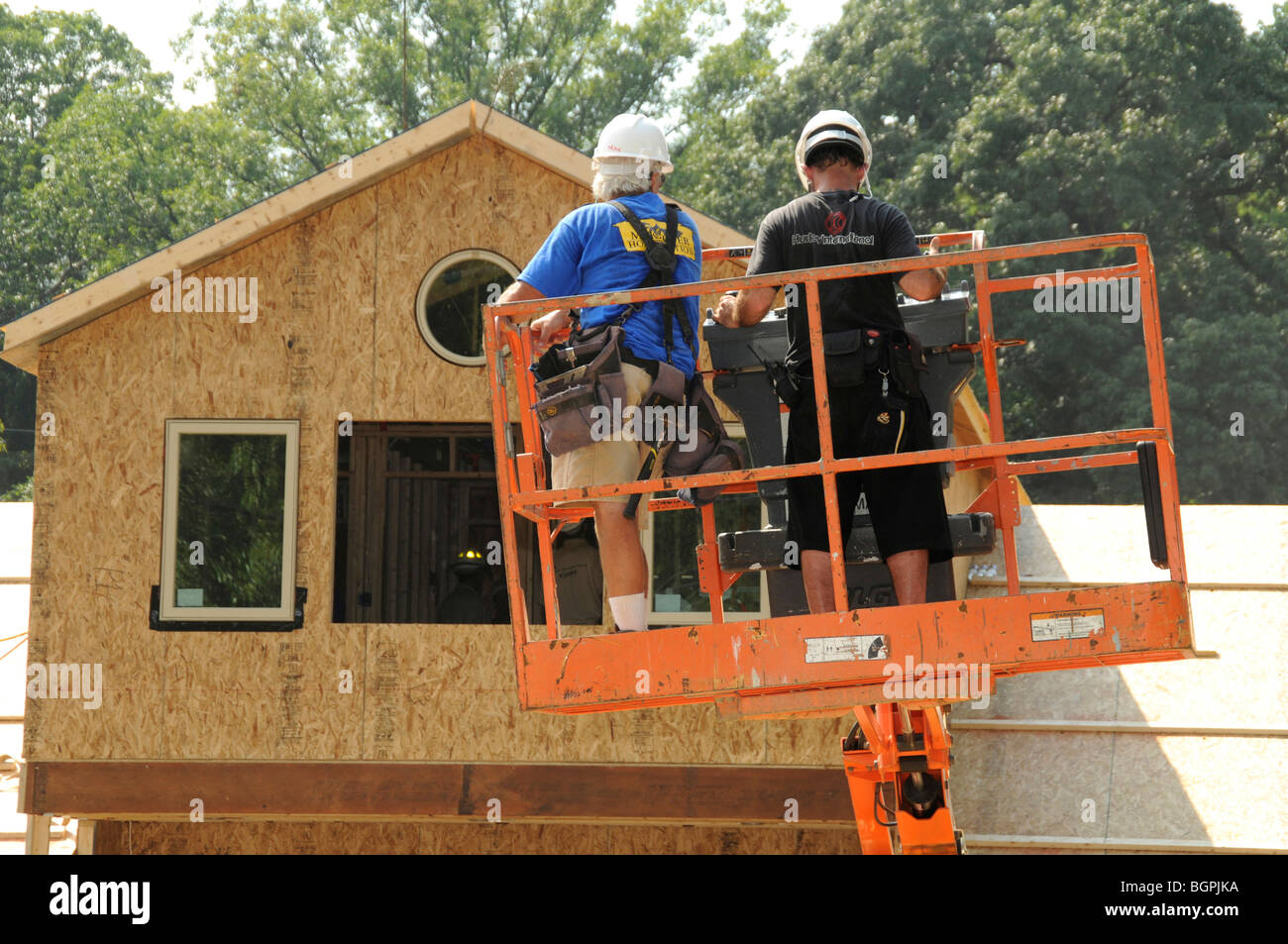 Arbeitnehmer, die auf ein Haus für die Fernsehserie Extreme Makeover Stockfoto