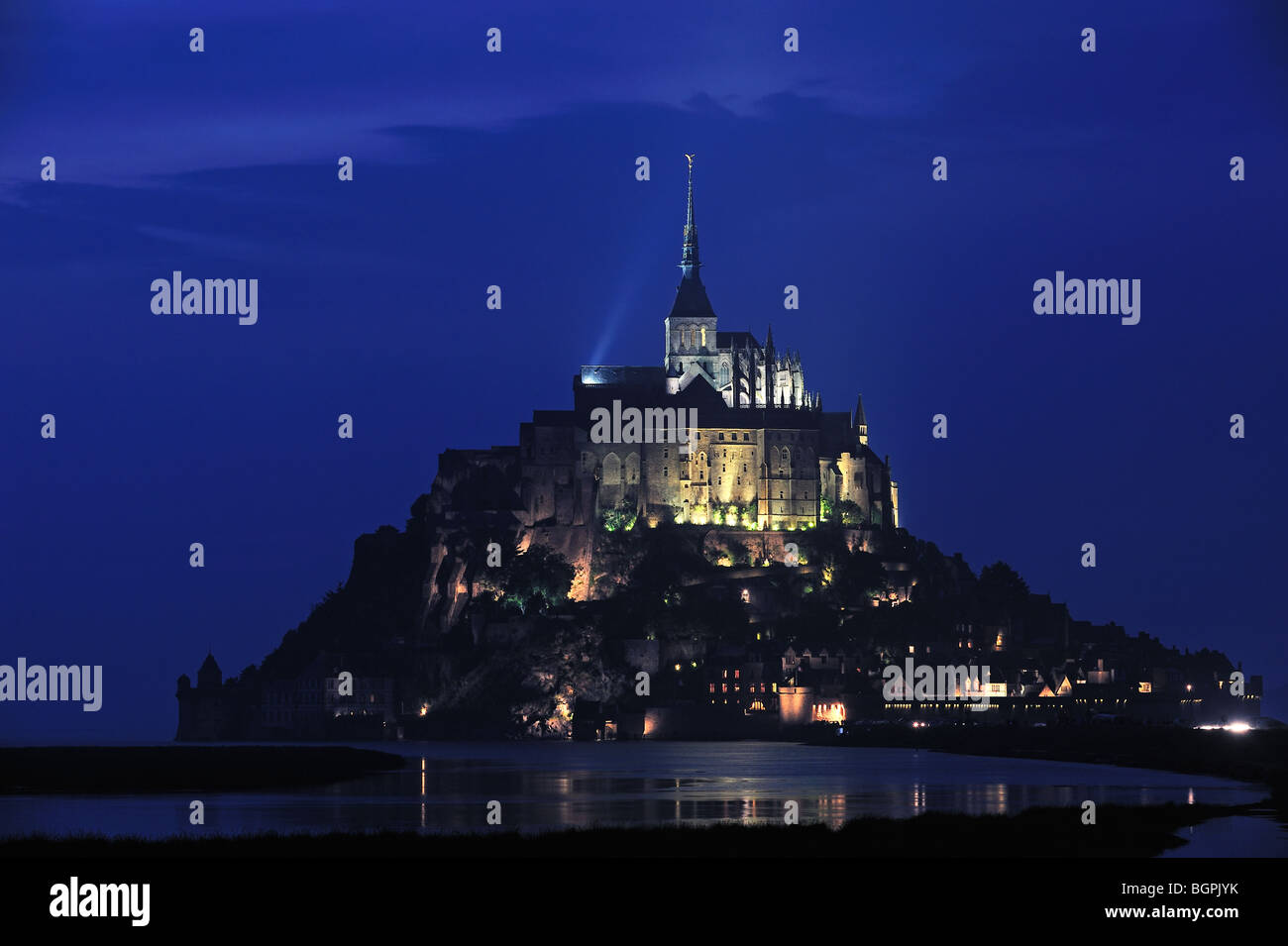 Die Abtei Mont Saint Michel / Mont Saint Michel in der Nacht, Bretagne, Frankreich Stockfoto