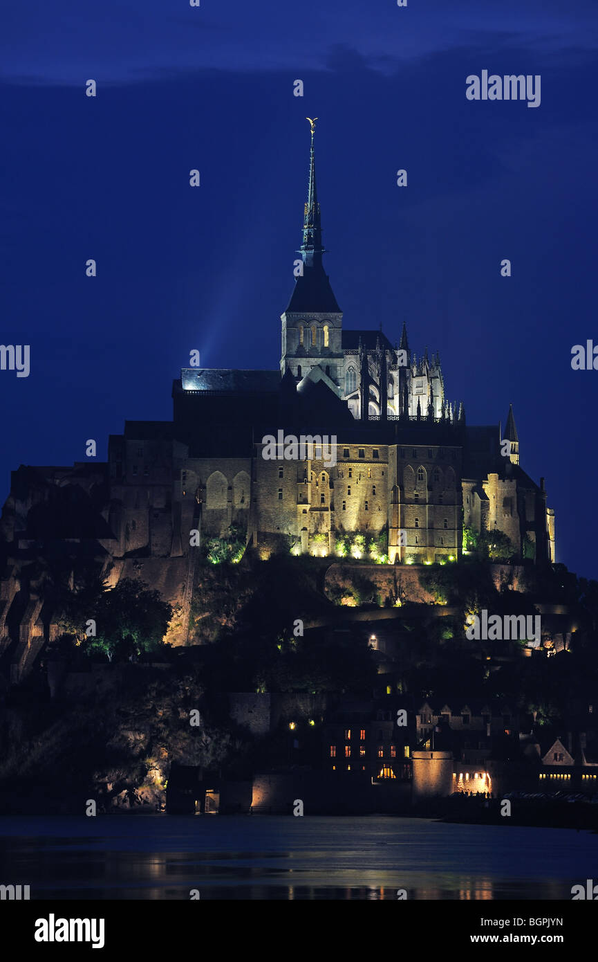 Die Abtei Mont Saint Michel / Mont Saint Michel in der Nacht, Normandie, Frankreich Stockfoto