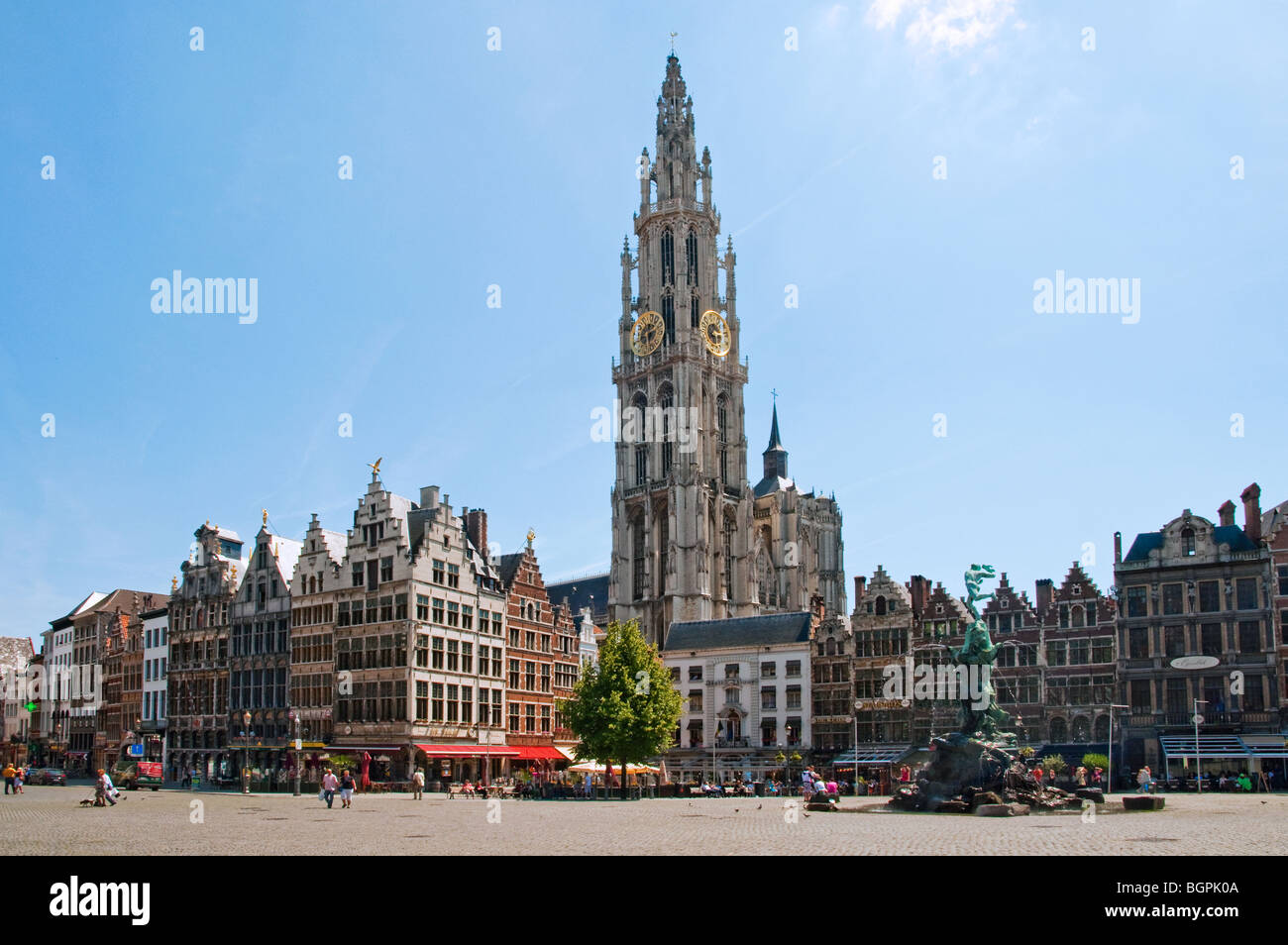 Blick über den Marktplatz mit Statue von Silvius Brabo, Zunfthäuser und die Kathedrale Notre-Dame, Antwerpen, Belgien Stockfoto