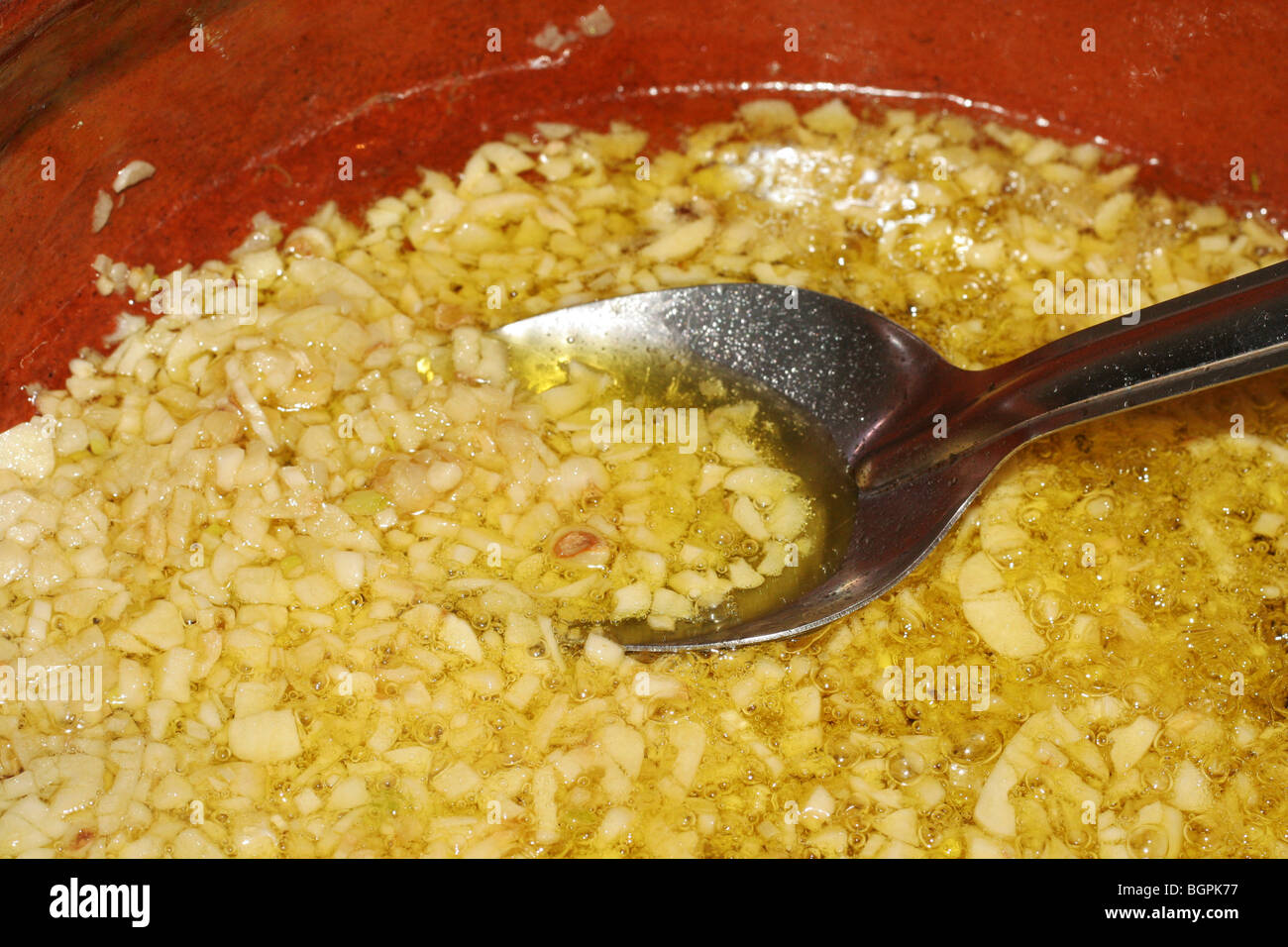 Knoblauch mit Olivenöl Stockfoto