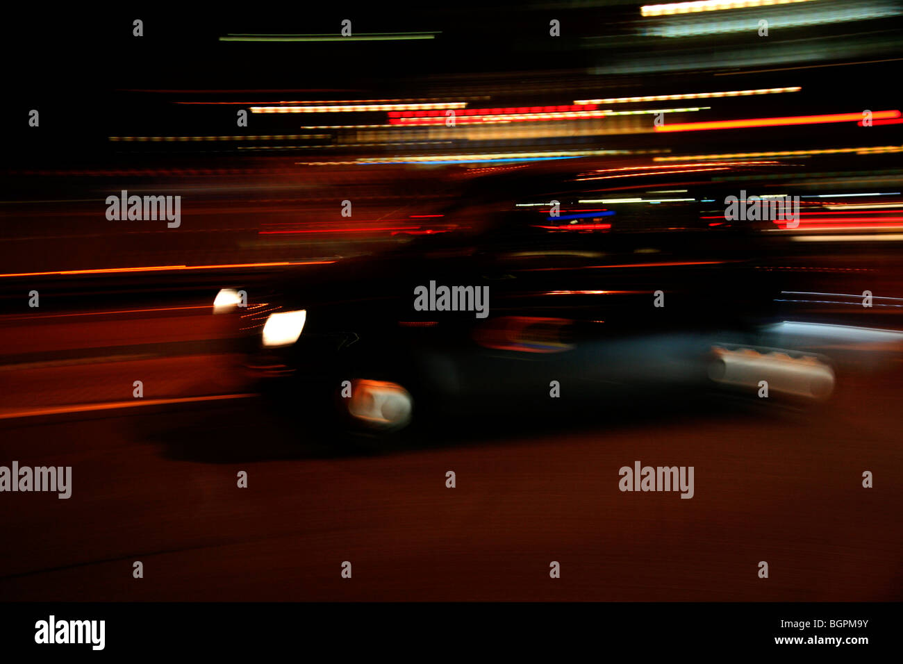 Verschwommene London Taxi Cab nachts Westminster Hauptstadt Stadt England UK Stockfoto