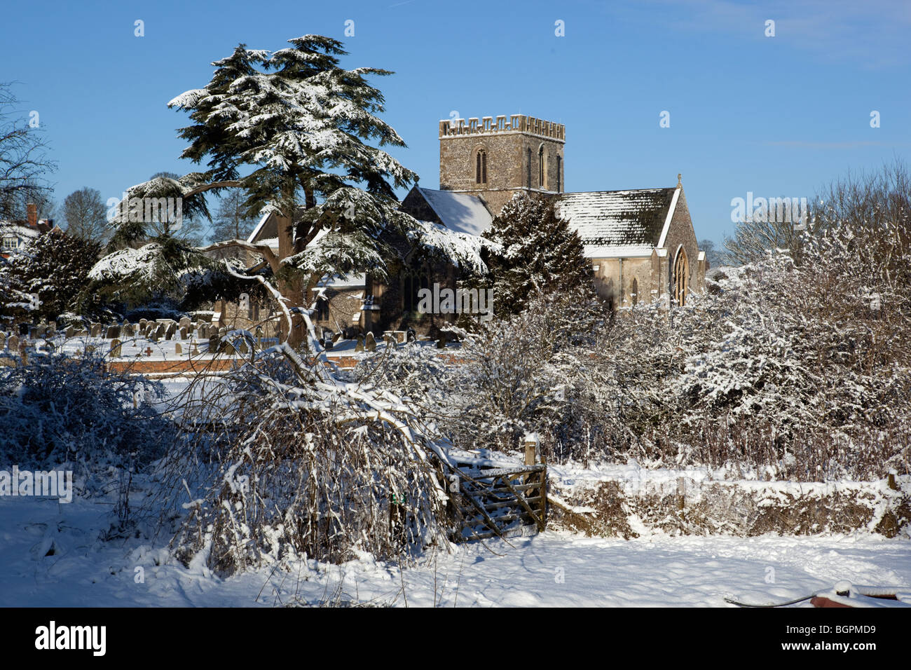 Großes Bedwyn Kirche im Schnee Stockfoto