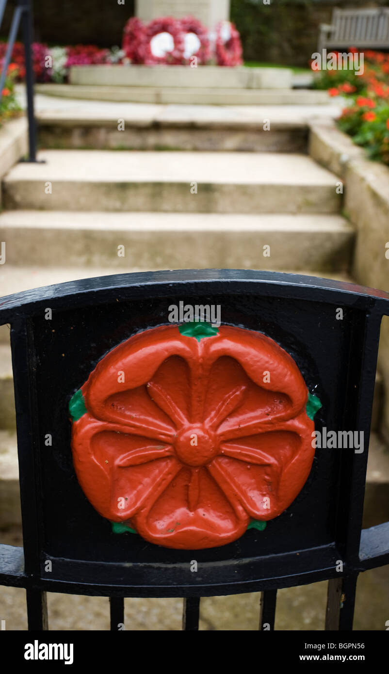 Rote rose auf dem Tor, Chipping-Kriegerdenkmal Stockfoto