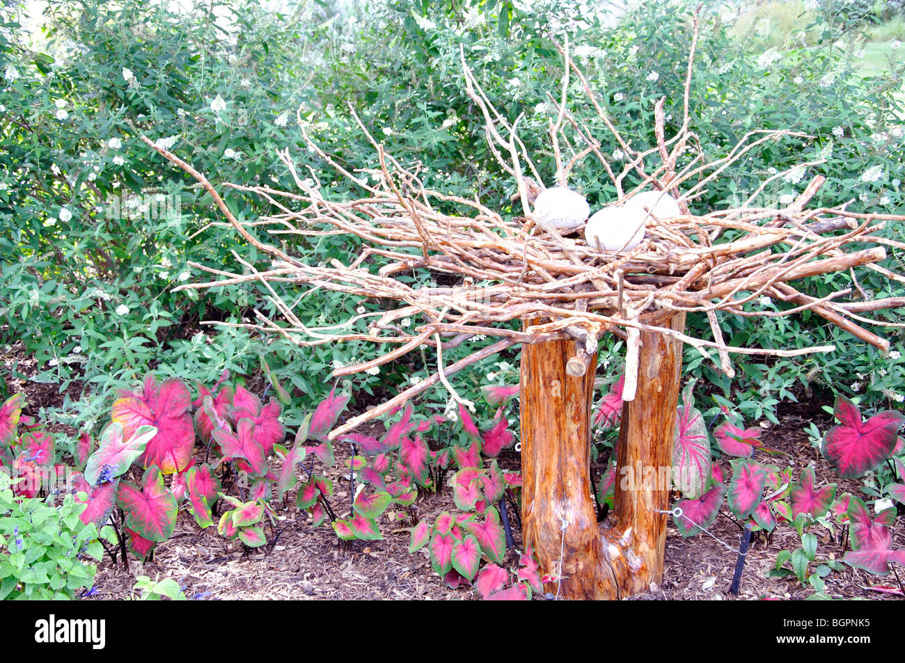 Nest und Ei - Gartendekoration Stockfoto