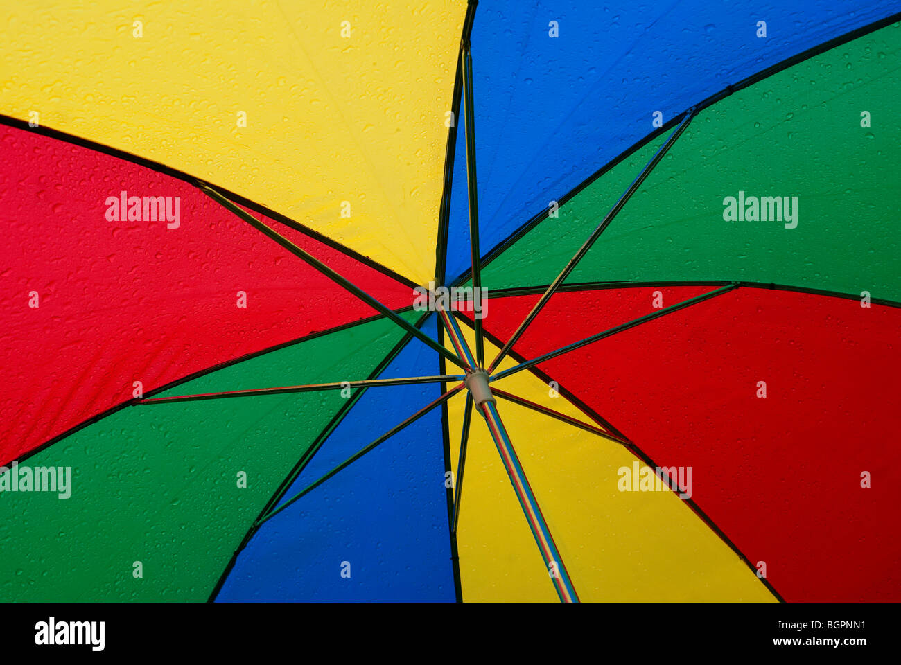 Bunten Regenschirm mit Regentropfen Stockfoto