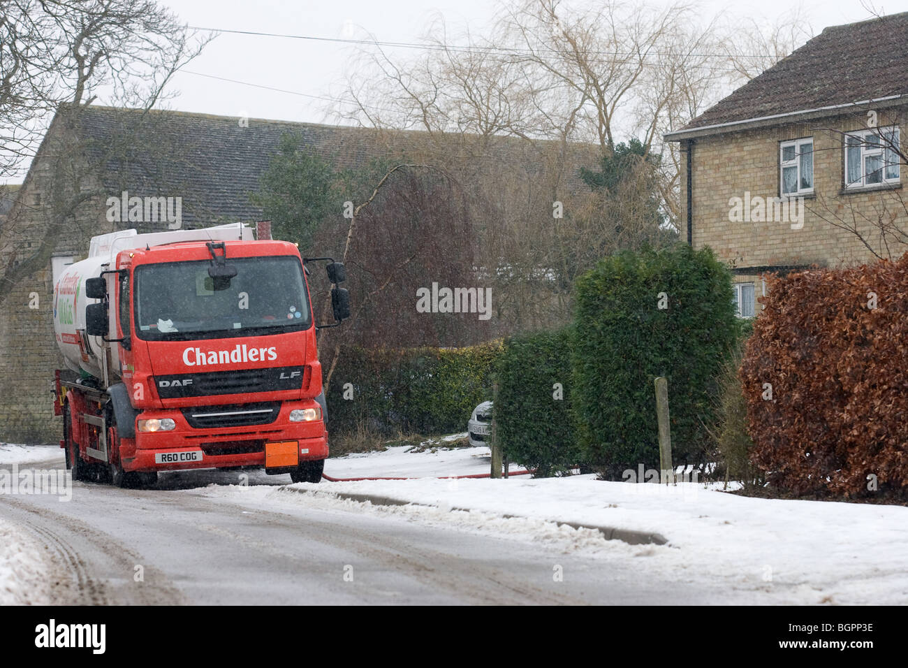 Öl-LKW liefern Wärme Öl im Schnee Stockfoto