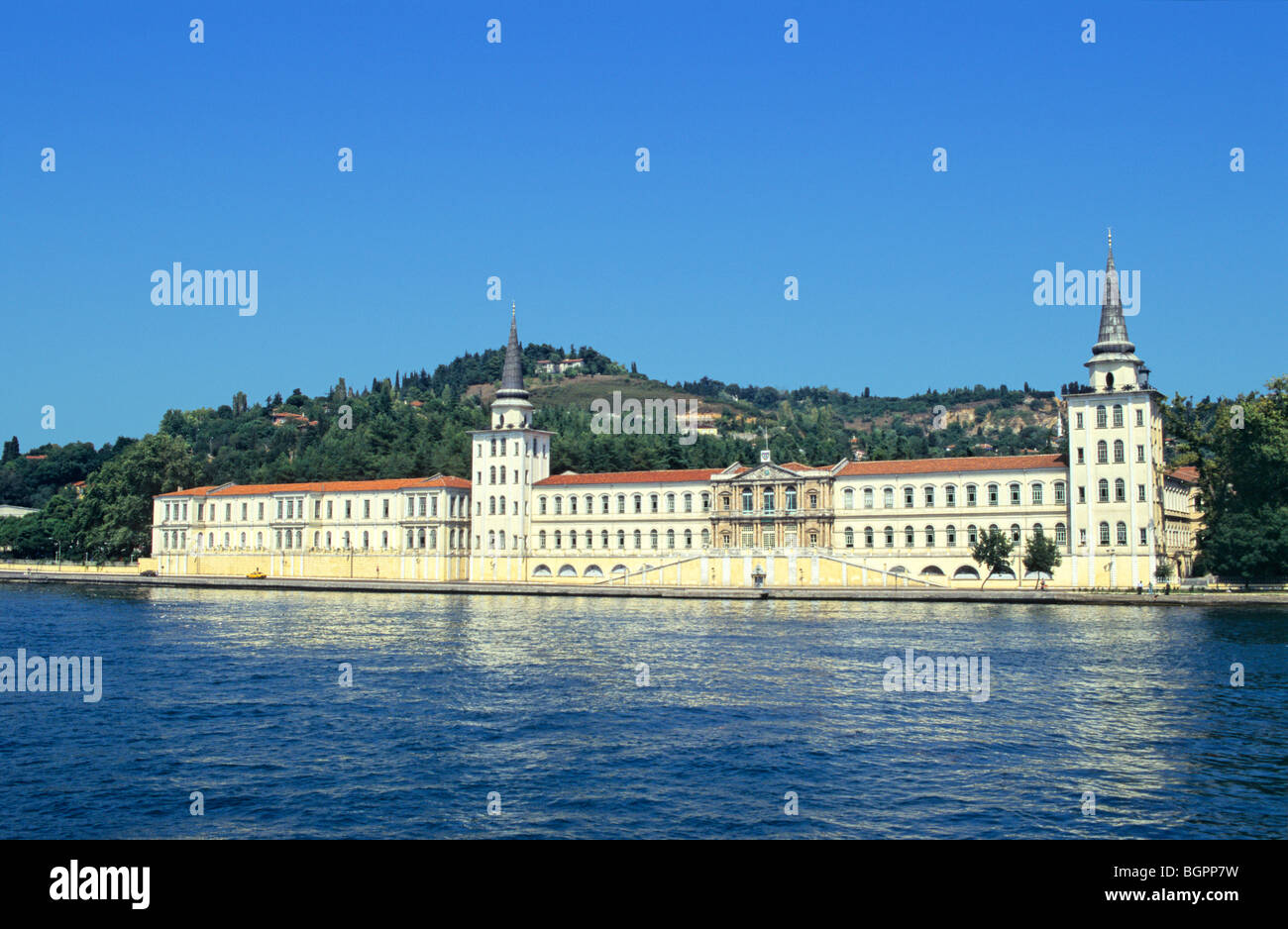 Alte türkische Palast am Bosporus Kanal, Hunderte Meter lang. Bemerkenswerte Sehenswürdigkeiten zwischen Himmel und Wasser an einem sonnigen Tag. Stockfoto