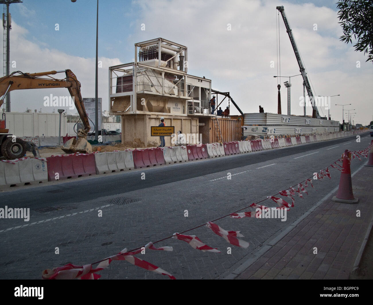 Straßenbau-Barrieren und Ausrüstung in Mitte der Straße in Doha Katar Stockfoto