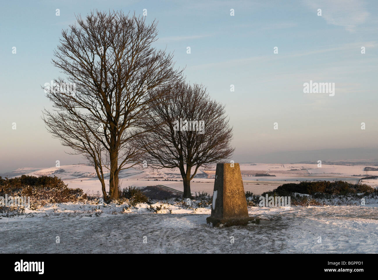 Schnee fällt auf den South Downs National Park und den alten Eisenzeit Wallburg Cissbury Ring. Stockfoto