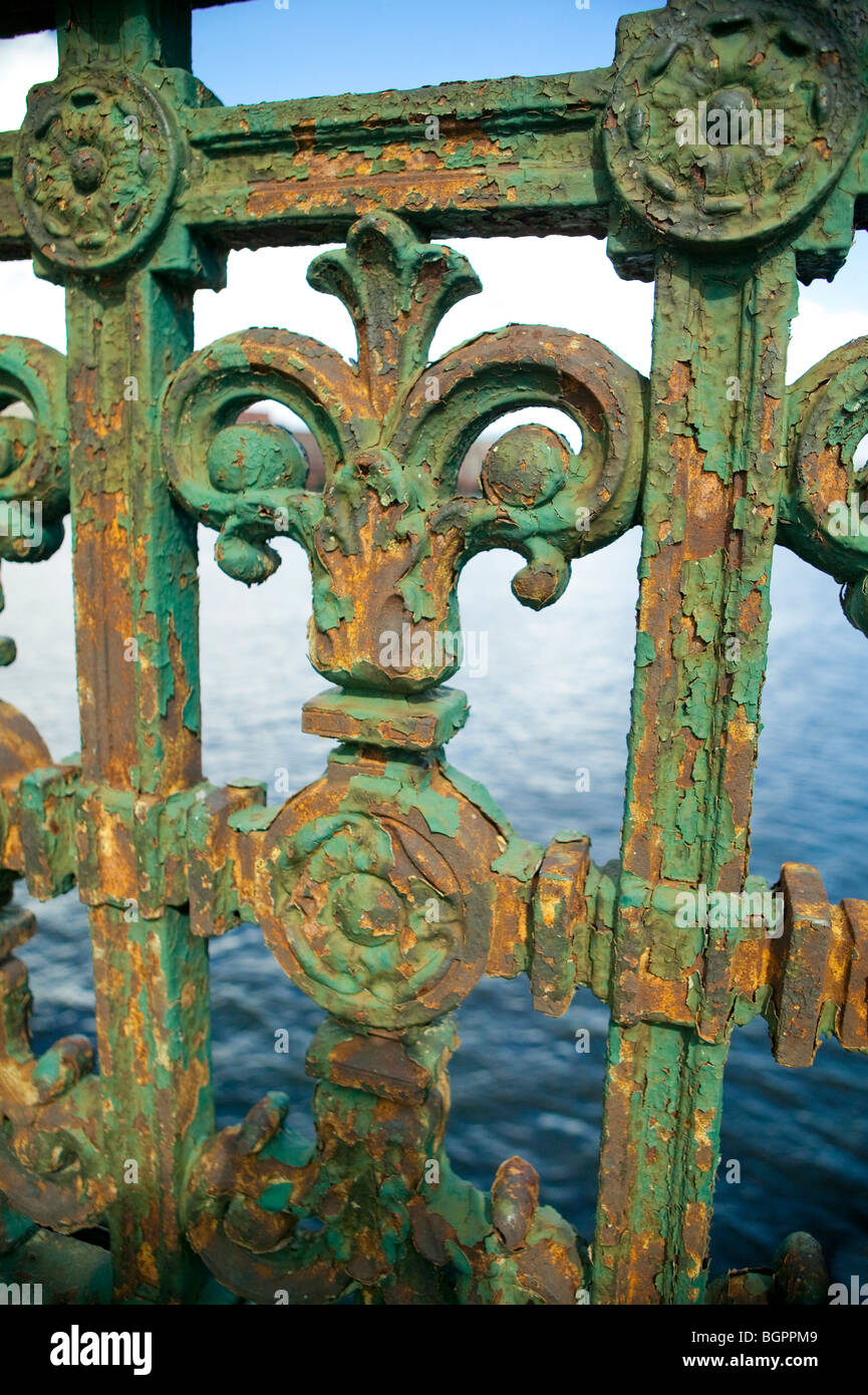 Läuten Farbe auf Eisen Arbeit, Longfellow Bridge, Boston Stockfoto