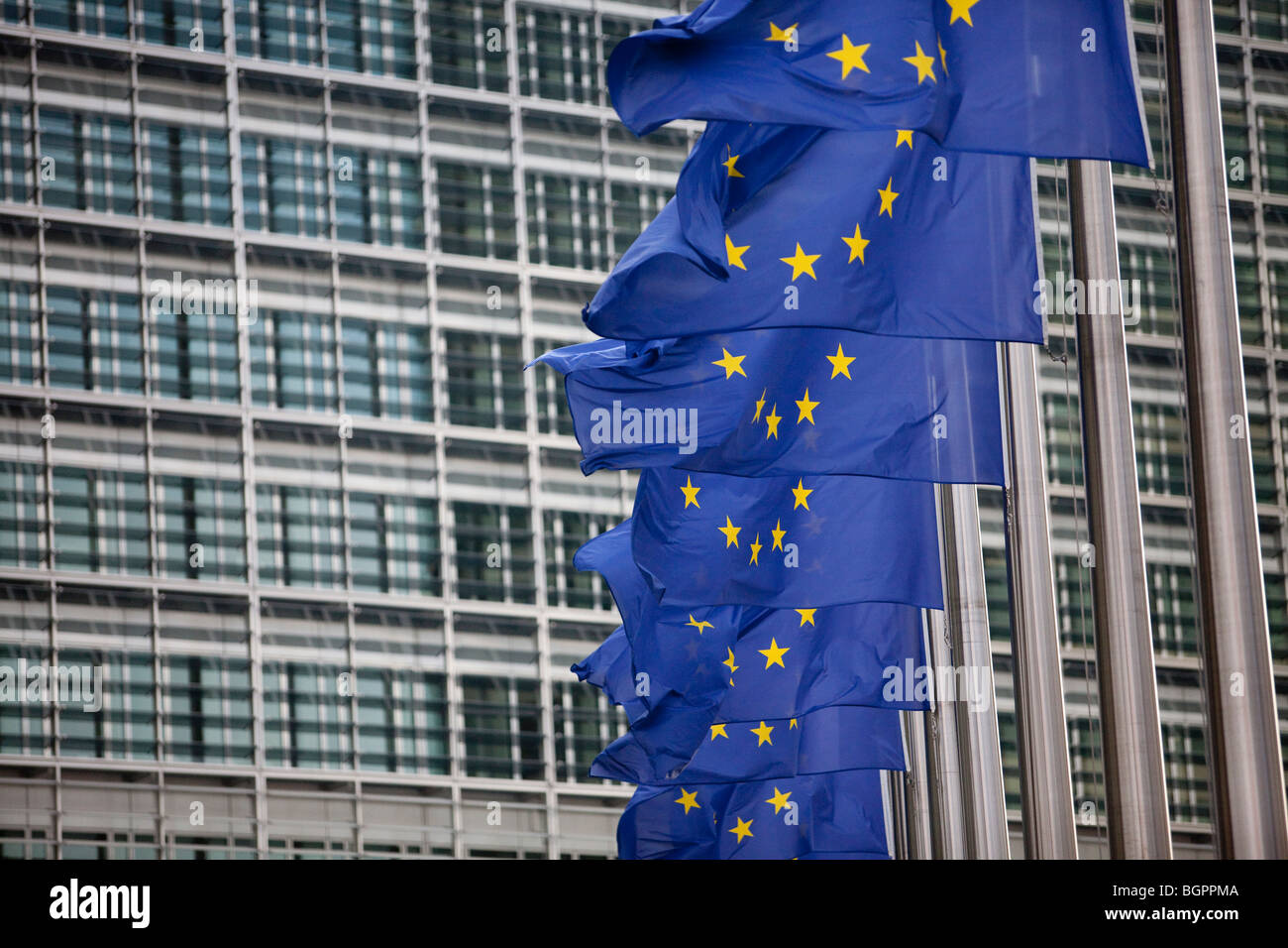 Europäische Flaggen wehten neben dem Hauptsitz der Europäischen Kommission in Brüssel Stockfoto