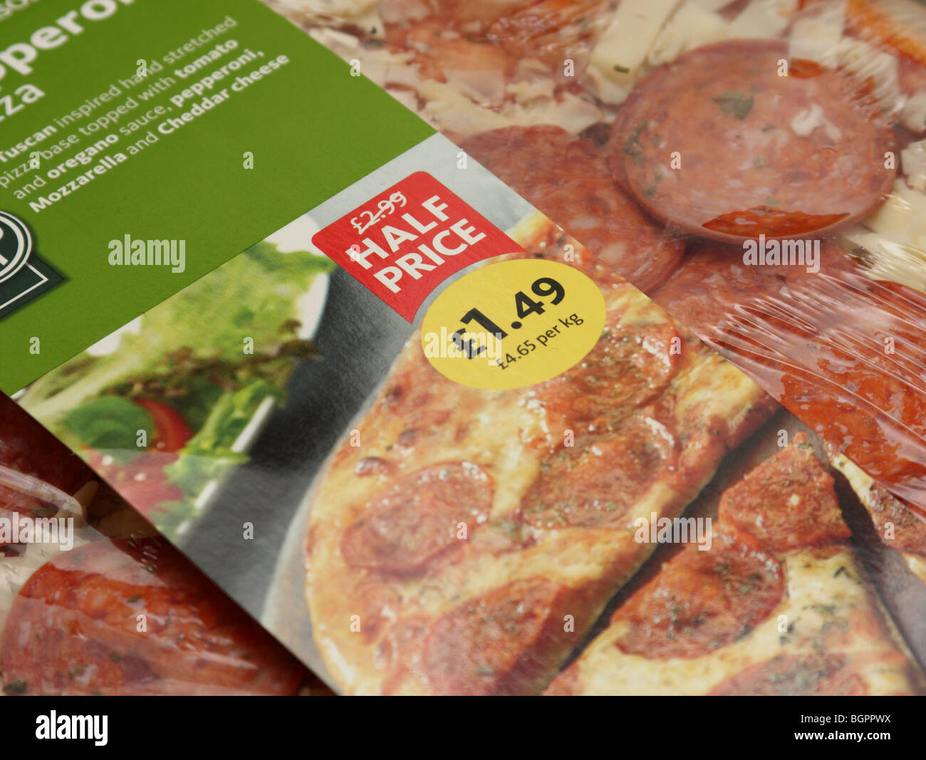 Eine Pizza zum halben Preis in einem Supermarkt in Großbritannien. Stockfoto